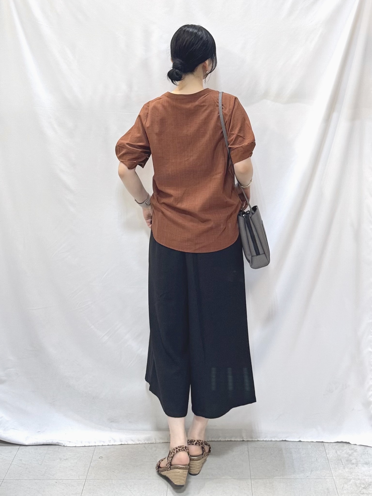 𝐇𝐢𝐫𝐨𝐦𝐢さんの「SHOO･LA･RUE｜【洗濯後しわになりにくい／インせずきまる】麻調ハシゴレーススキッパーブラウス」を使ったコーディネート