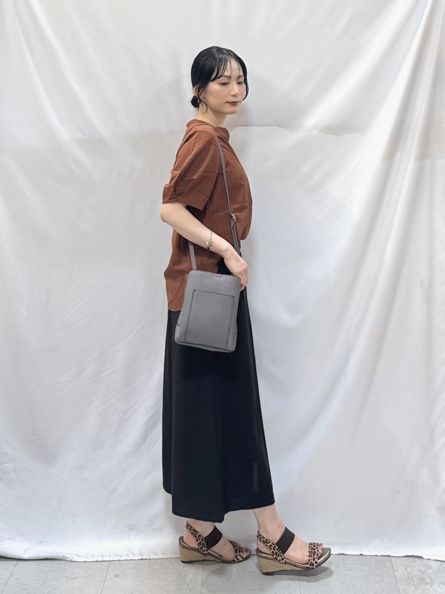 𝐇𝐢𝐫𝐨𝐦𝐢さんの「SHOO･LA･RUE｜【洗濯後しわになりにくい／インせずきまる】麻調ハシゴレーススキッパーブラウス」を使ったコーディネート