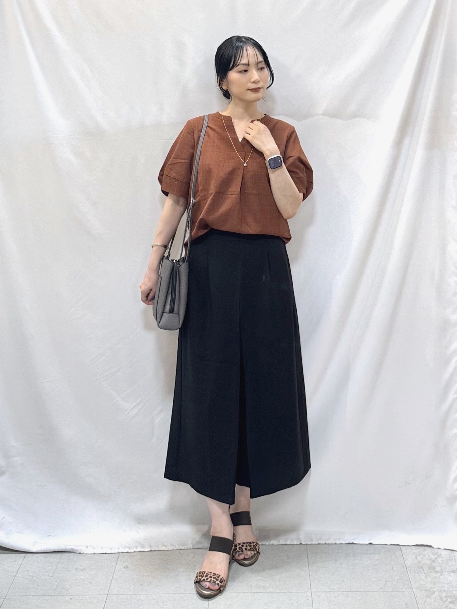 𝐇𝐢𝐫𝐨𝐦𝐢さんの「SHOO･LA･RUE｜【洗濯後しわになりにくい／インせずきまる】麻調ハシゴレーススキッパーブラウス」を使ったコーディネート
