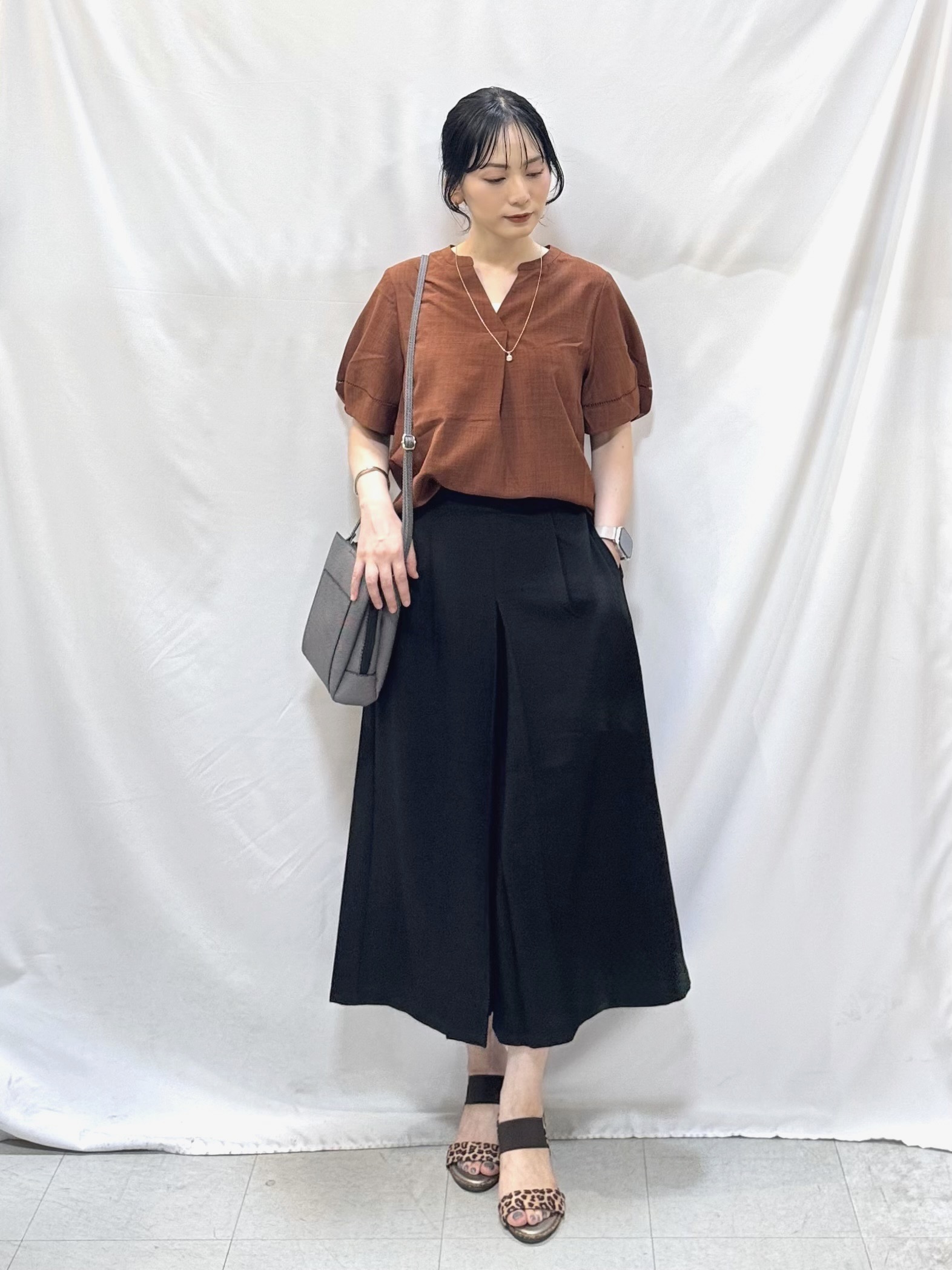 𝐇𝐢𝐫𝐨𝐦𝐢さんの「SHOO･LA･RUE｜【洗濯後しわになりにくい／インせずきまる】麻調ハシゴレーススキッパーブラウス」を使ったコーディネート