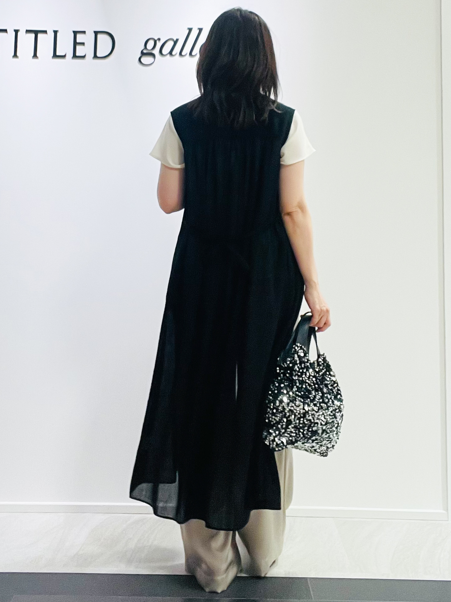 めいさんの「UNTITLED｜【通気性/前開きボタン】シアーVネックワンピース」を使ったコーディネート