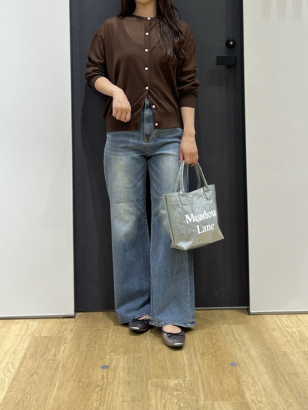 Minaさんの「Dessin｜ペーパータッチ クルーネックカーディガン」を使ったコーディネート
