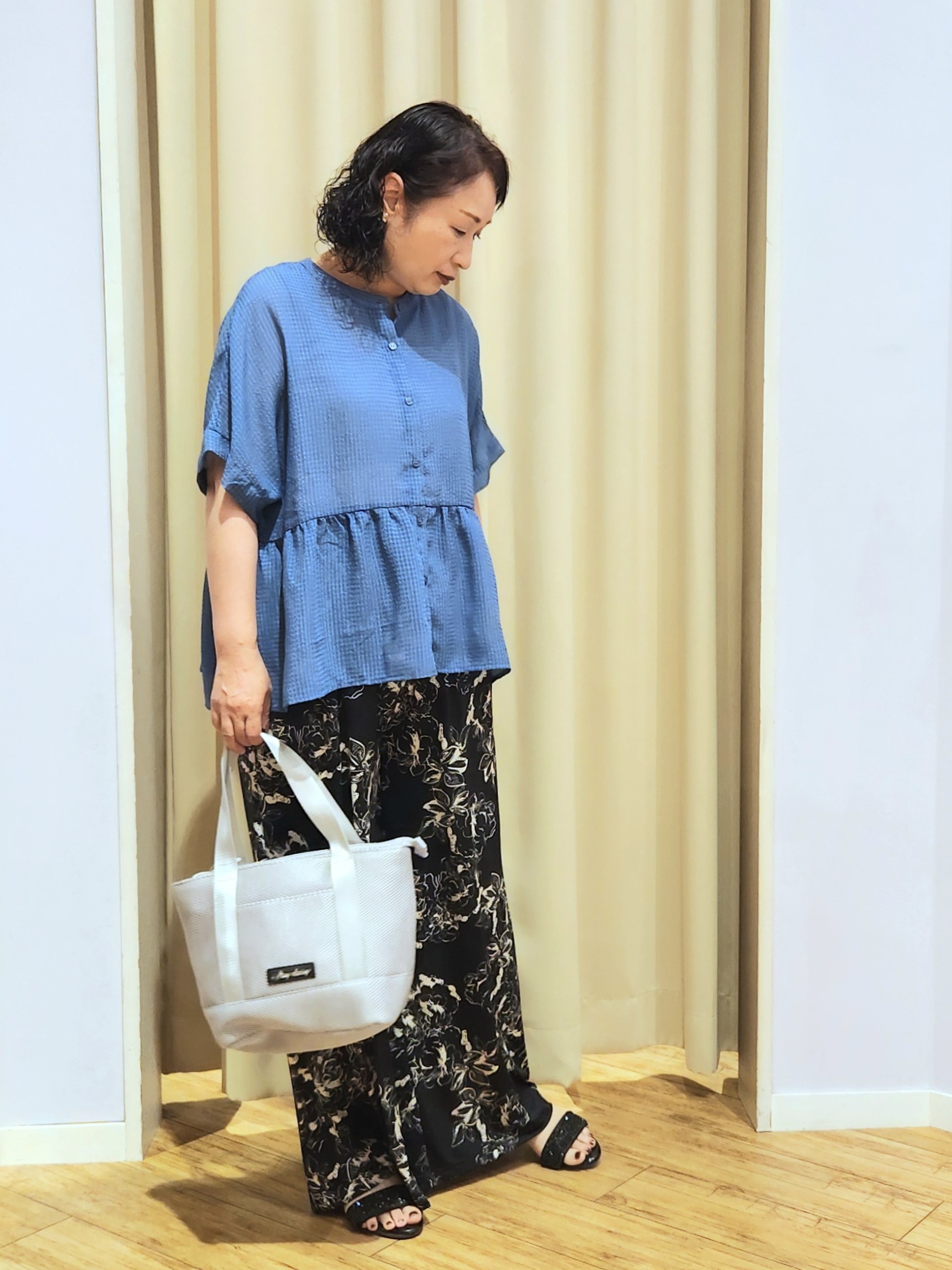 くまさんの「SHOO･LA･RUE｜【体型カバー/洗濯機可】二の腕とお腹周りが隠せる シアーペプラムブラウス」を使ったコーディネート
