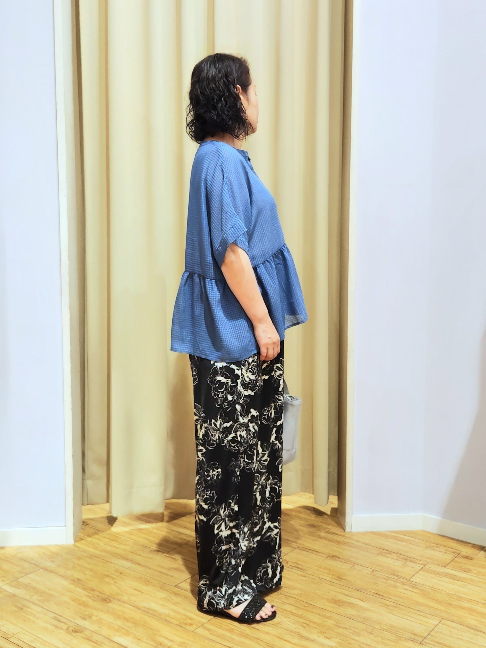 くまさんの「SHOO･LA･RUE｜【体型カバー/洗濯機可】二の腕とお腹周りが隠せる シアーペプラムブラウス」を使ったコーディネート
