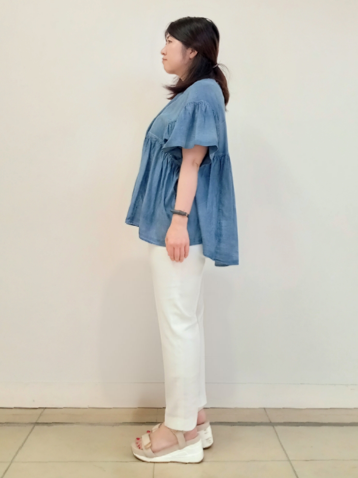 emiさんの「DRESSTERIOR｜【涼しく着映え】シアーデニムAラインブラウス」を使ったコーディネート