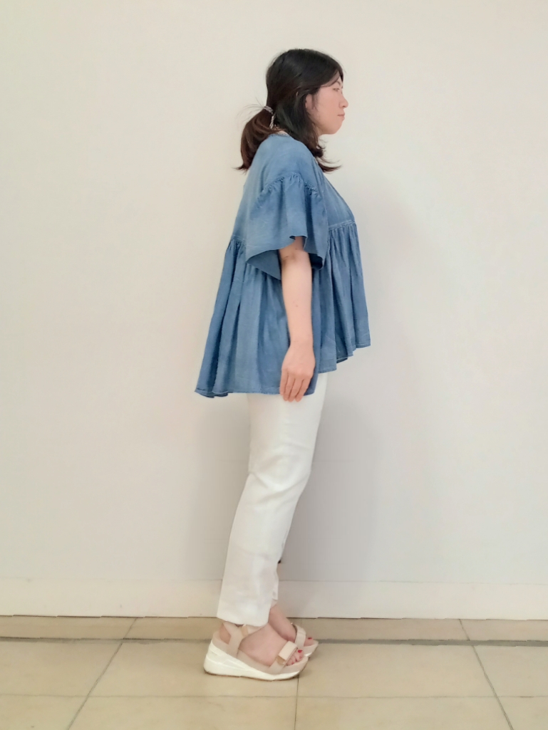 emiさんの「DRESSTERIOR｜【涼しく着映え】シアーデニムAラインブラウス」を使ったコーディネート