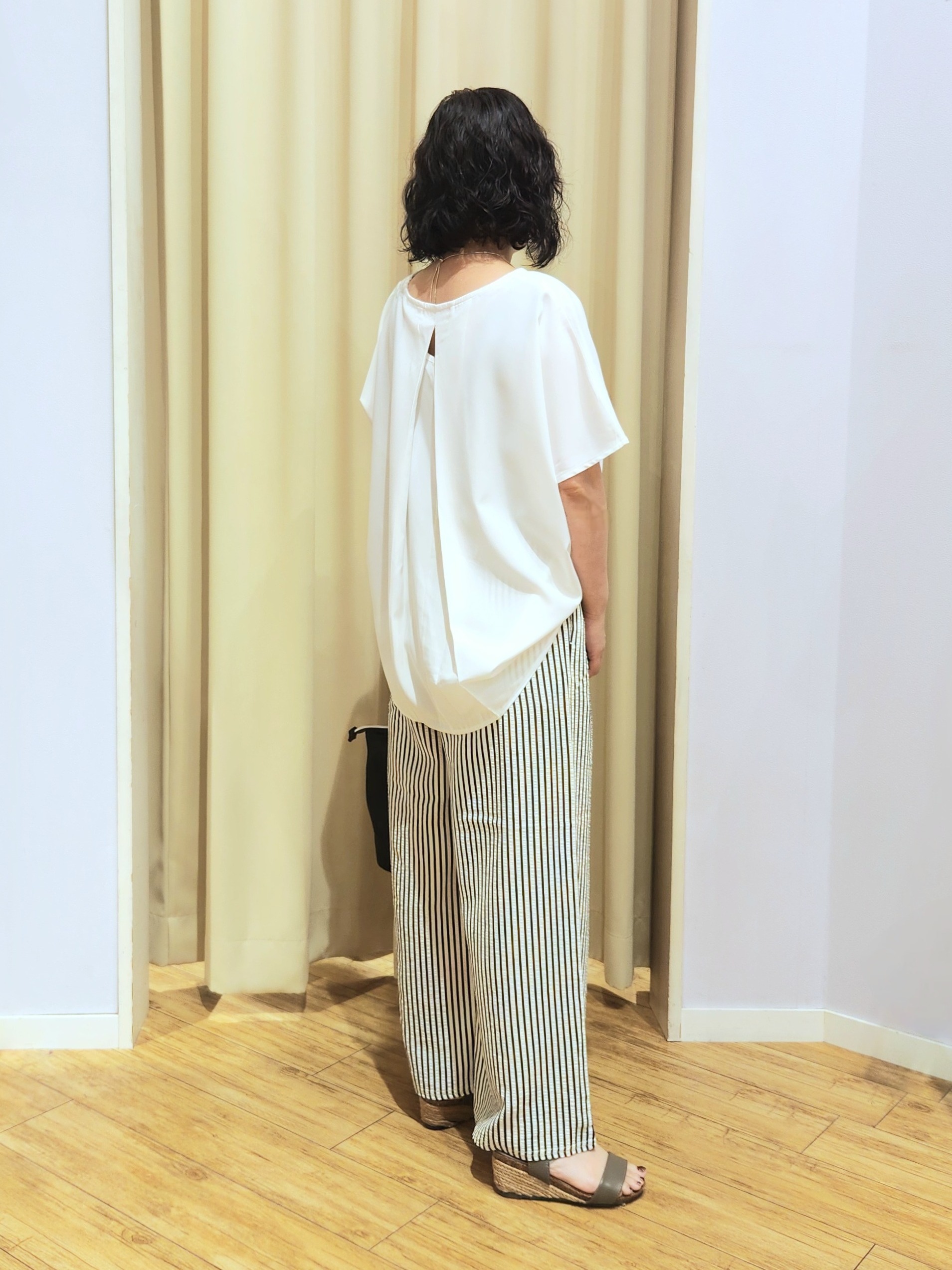 くまさんの「SHOO･LA･RUE｜【洗濯機可/S-LL】後ろ姿も映える 異素材ドッキングトップス」を使ったコーディネート