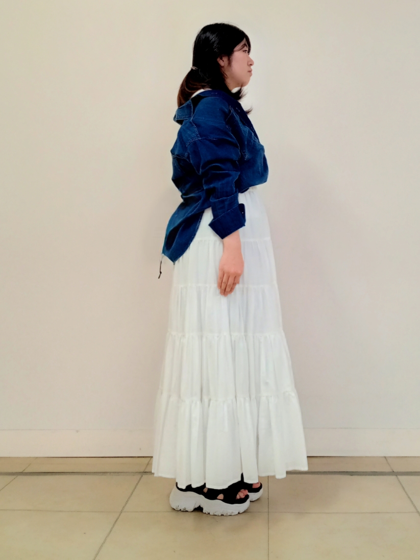 emiさんの「DRESSTERIOR｜【涼しく着映え】シアーデニムシャツ」を使ったコーディネート