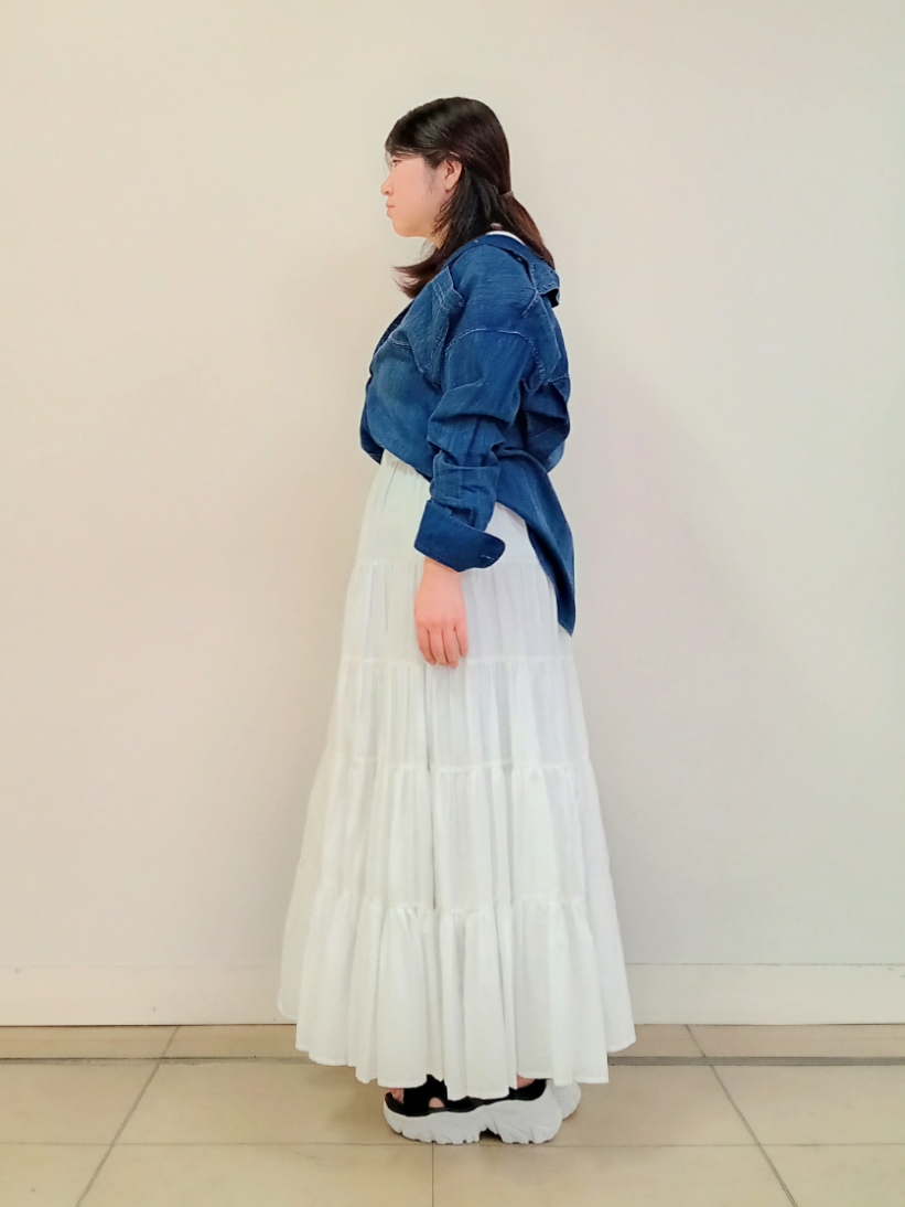 emiさんの「DRESSTERIOR｜【涼しく着映え】シアーデニムシャツ」を使ったコーディネート