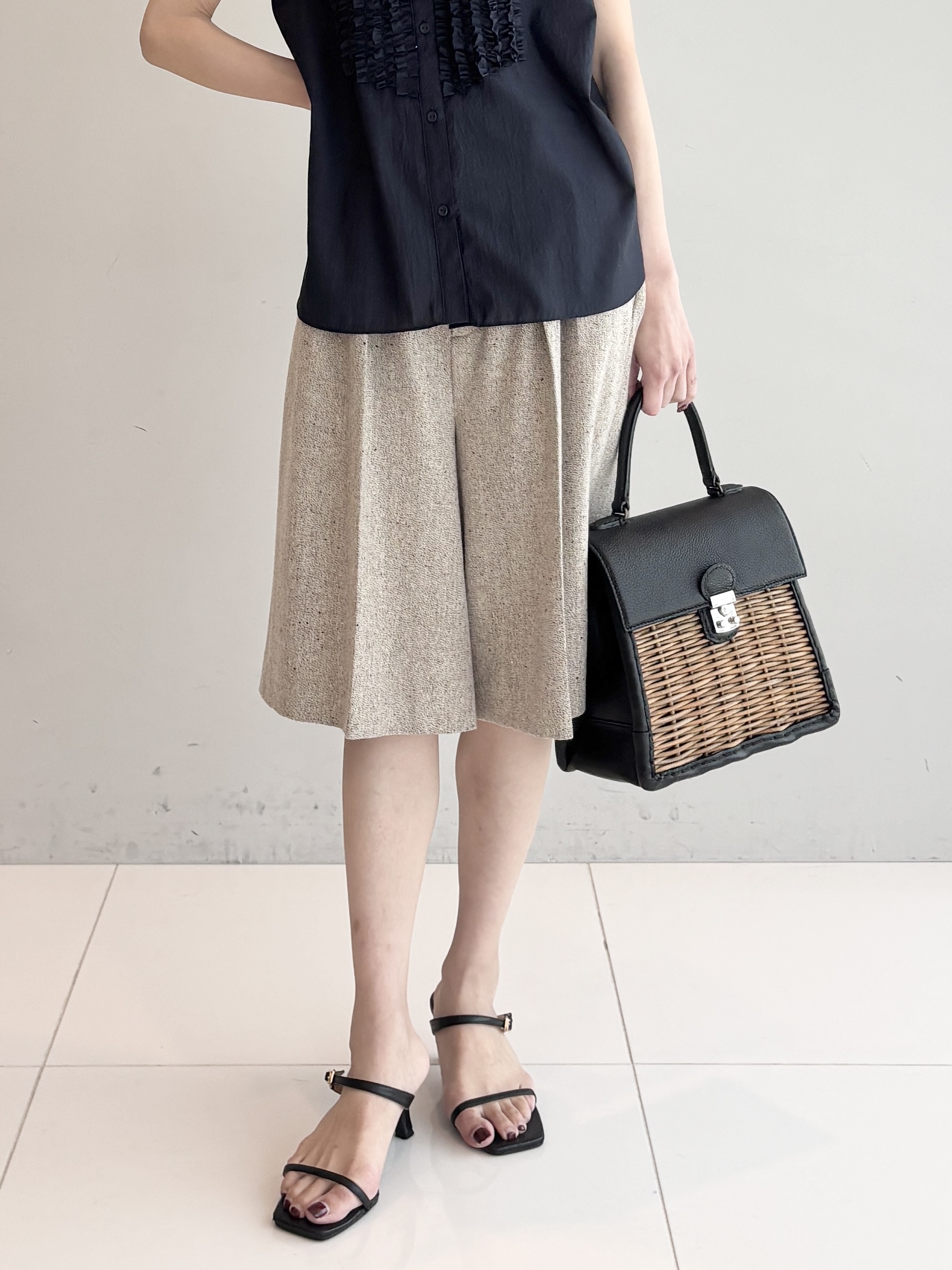 清水夏姫さんの「DRESSTERIOR｜フレンチスリーブ　フリルブラウス」を使ったコーディネート