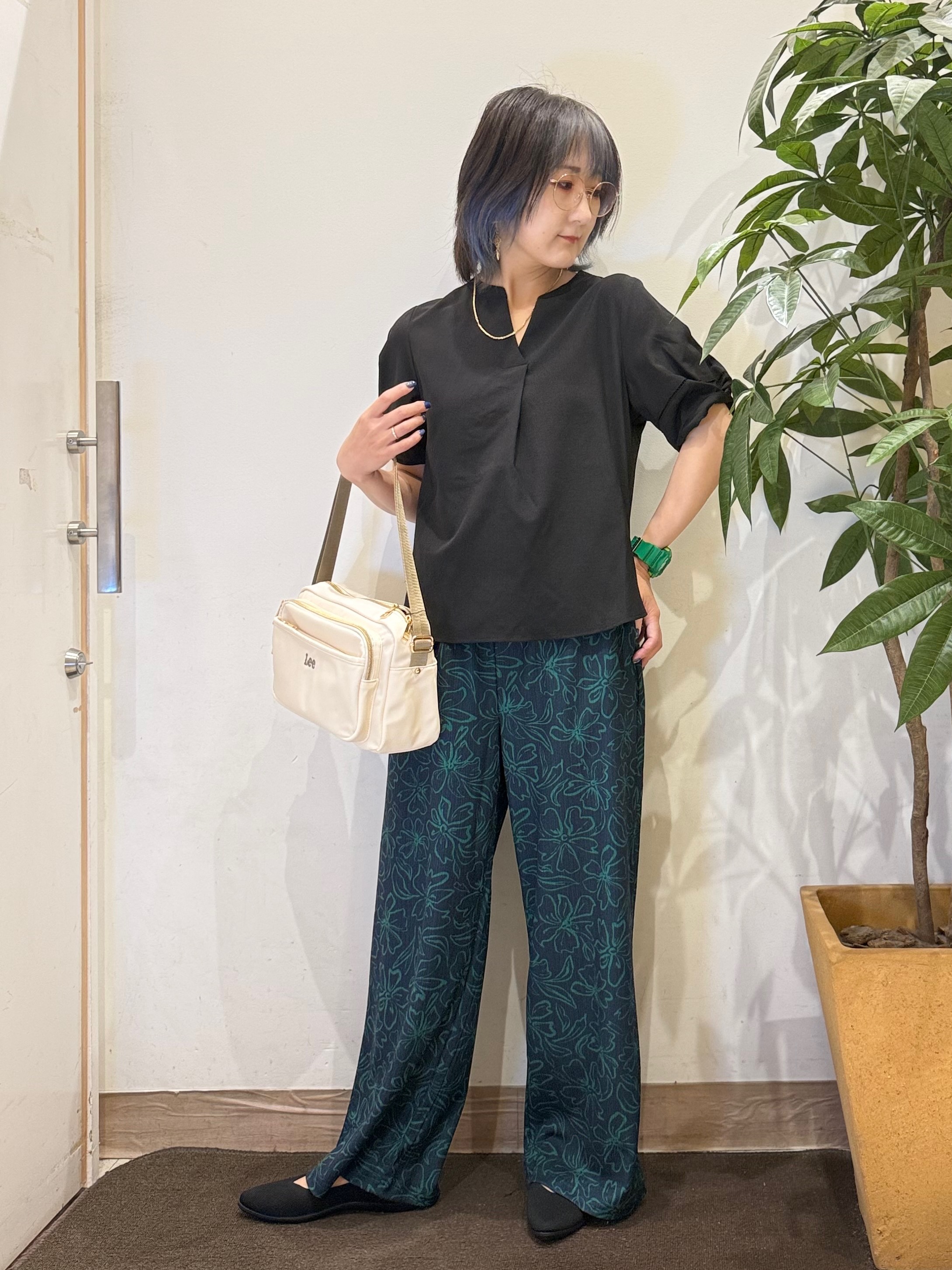 misakiさんの「SHOO･LA･RUE｜【洗濯後しわになりにくい／インせずきまる】麻調ハシゴレーススキッパーブラウス」を使ったコーディネート