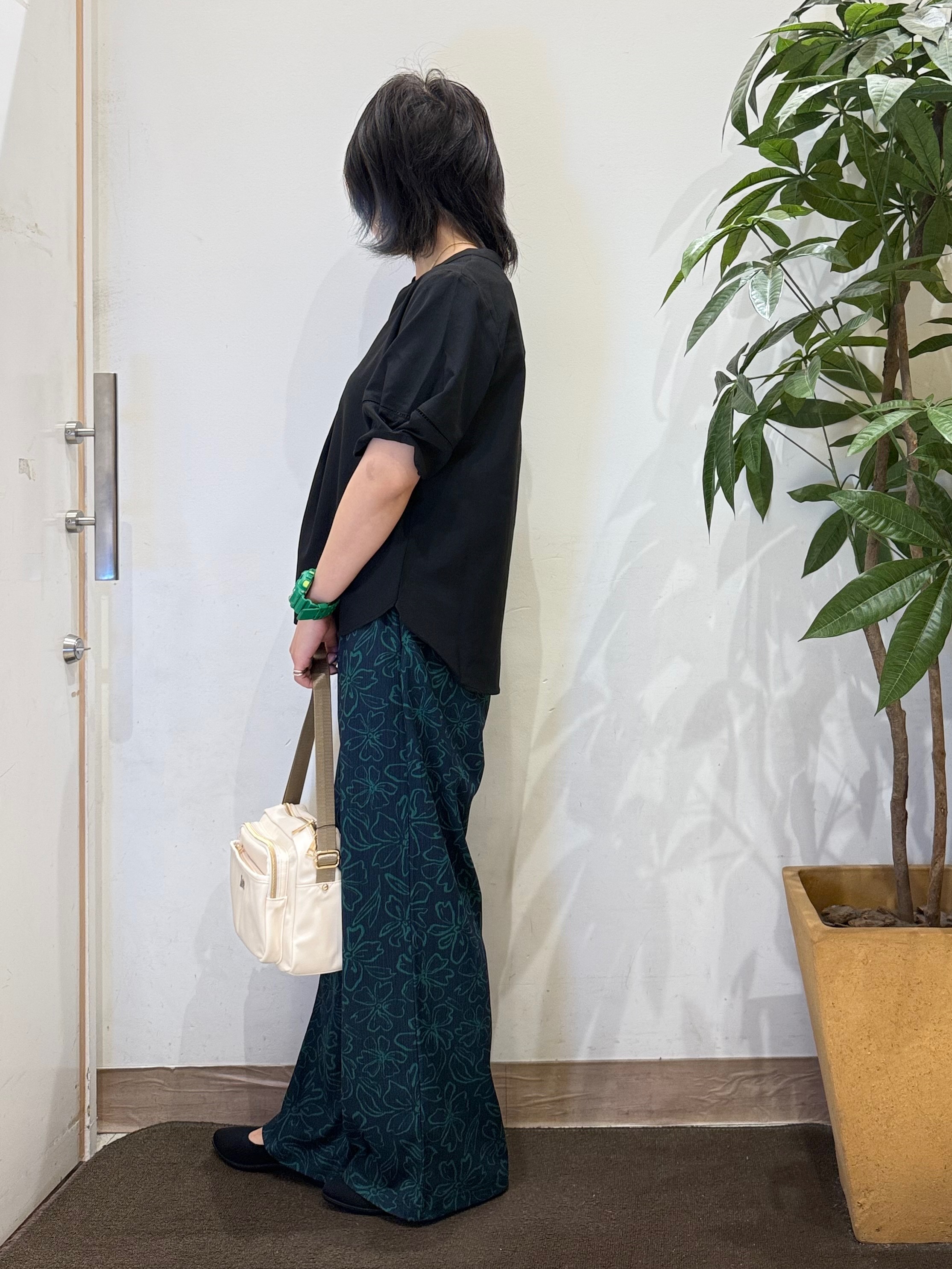 misakiさんの「SHOO･LA･RUE｜【洗濯後しわになりにくい／インせずきまる】麻調ハシゴレーススキッパーブラウス」を使ったコーディネート