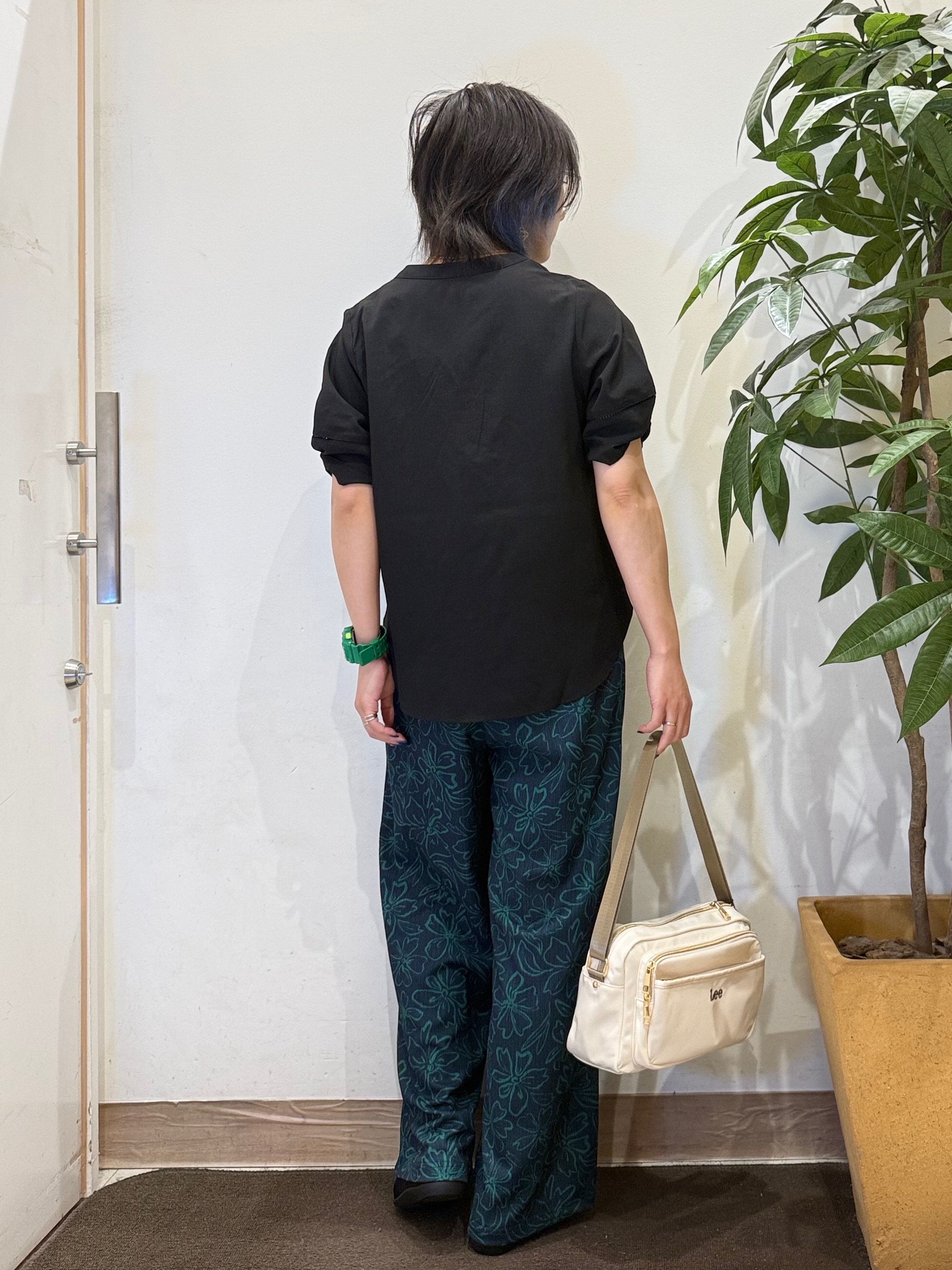 misakiさんの「SHOO･LA･RUE｜【洗濯後しわになりにくい／インせずきまる】麻調ハシゴレーススキッパーブラウス」を使ったコーディネート