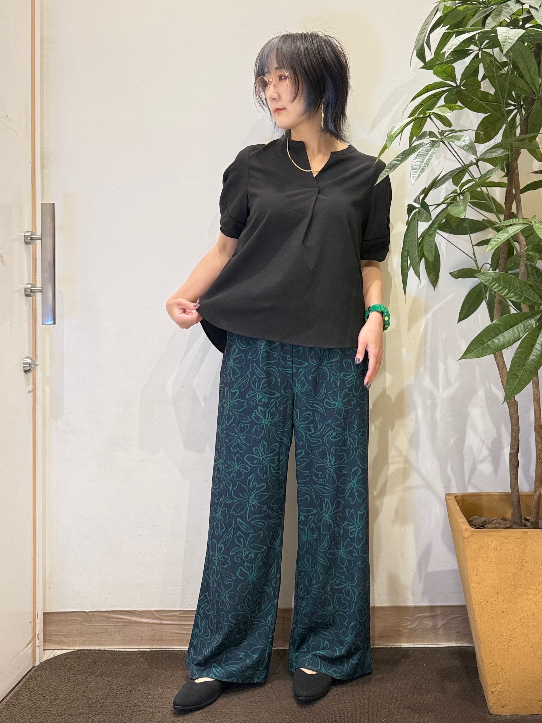 misakiさんの「SHOO･LA･RUE｜【洗濯後しわになりにくい／インせずきまる】麻調ハシゴレーススキッパーブラウス」を使ったコーディネート