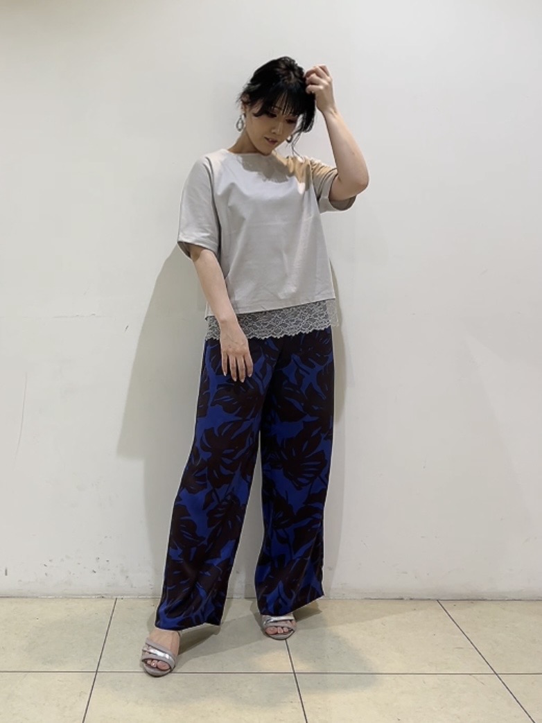 watanabeさんの「UNTITLED｜【汗ジミ防止／接触冷感】裾レースドルマンTシャツ」を使ったコーディネート