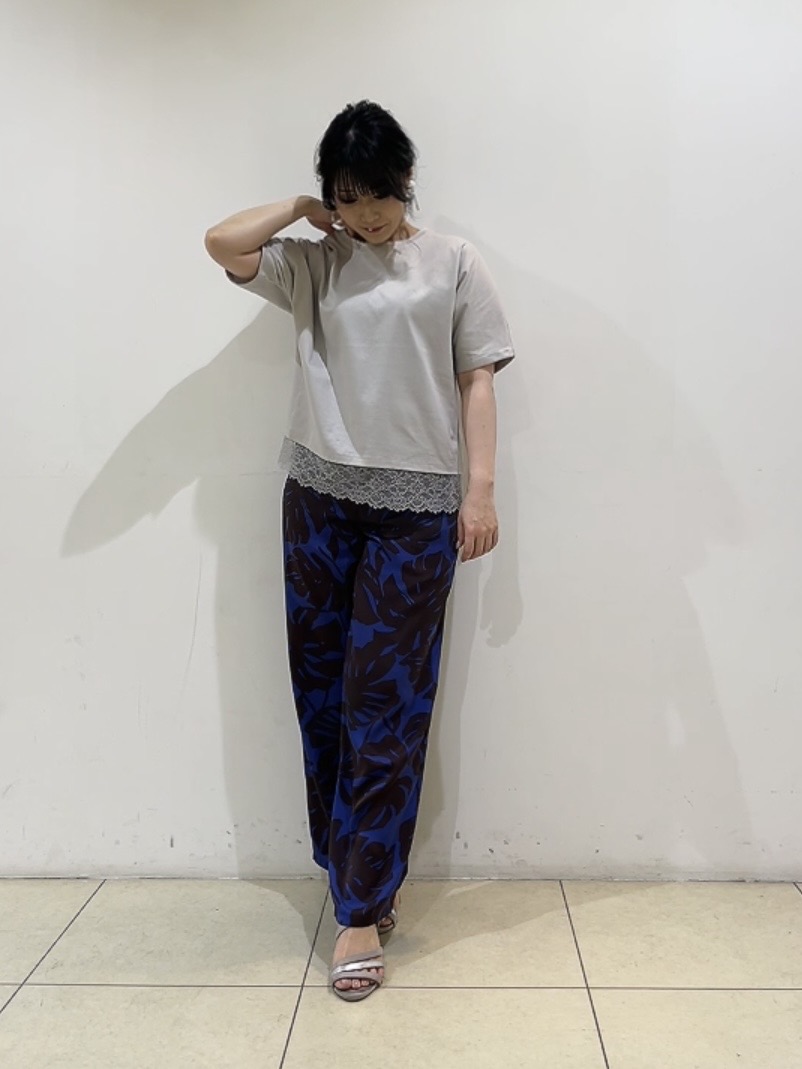 watanabeさんの「UNTITLED｜【汗ジミ防止／接触冷感】裾レースドルマンTシャツ」を使ったコーディネート