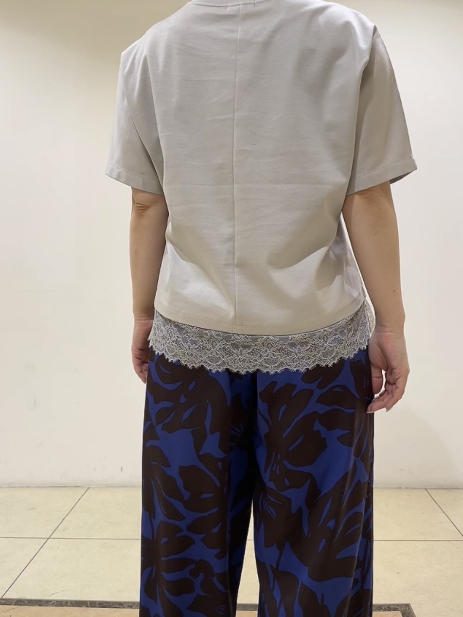 watanabeさんの「UNTITLED｜【汗ジミ防止／接触冷感】裾レースドルマンTシャツ」を使ったコーディネート