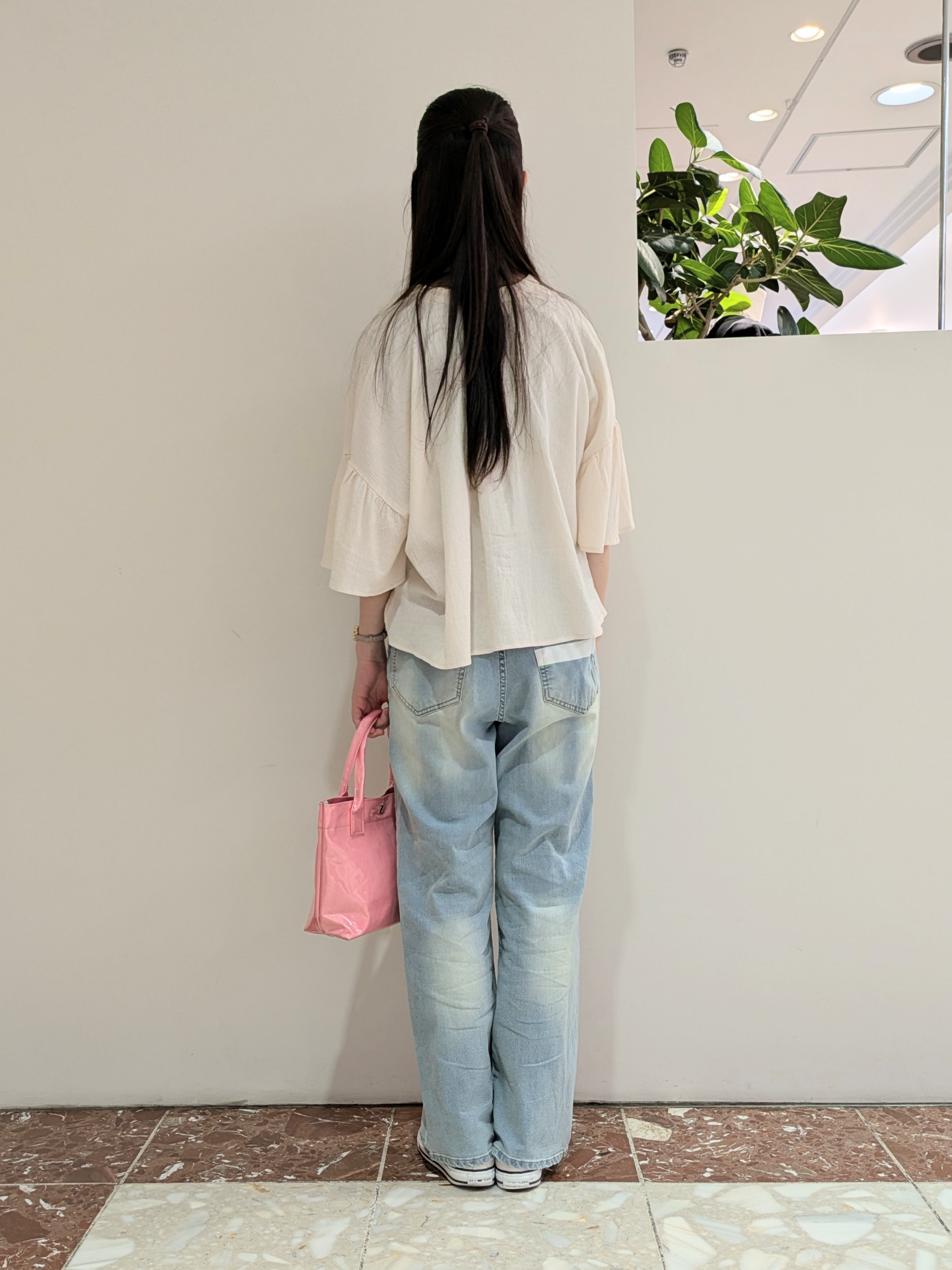 冨澤麻里さんの「Dessin｜フレアスリーブ スキッパーブラウス」を使ったコーディネート