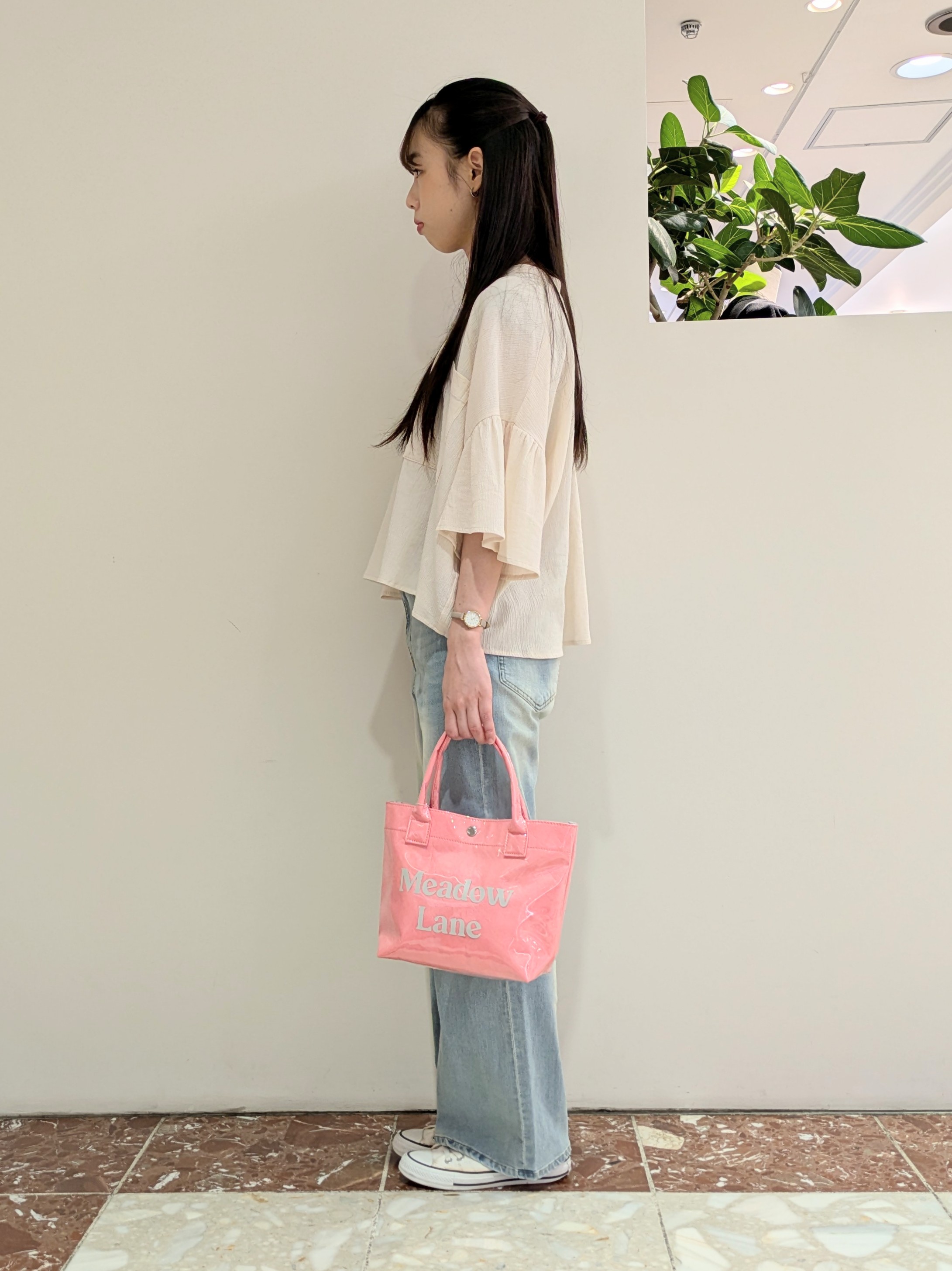 冨澤麻里さんの「Dessin｜フレアスリーブ スキッパーブラウス」を使ったコーディネート