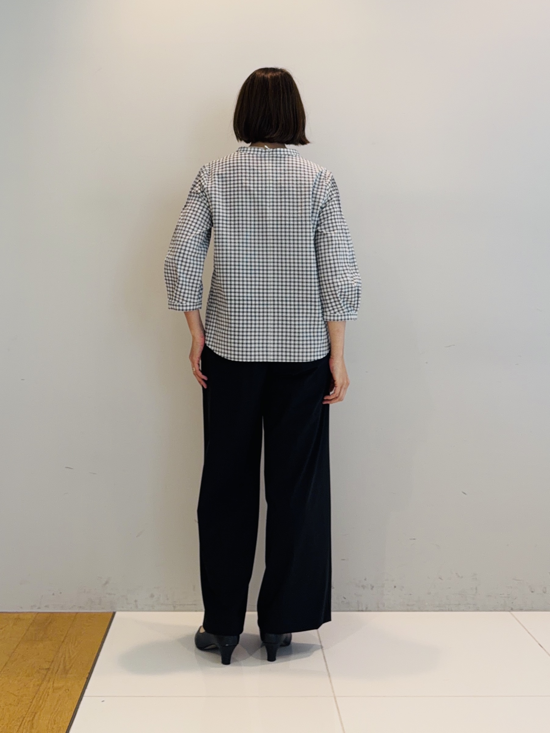 murayamaさんの「INDIVI｜【高ストレッチ／撥水／接触冷感】リラックス タックワイドパンツ」を使ったコーディネート