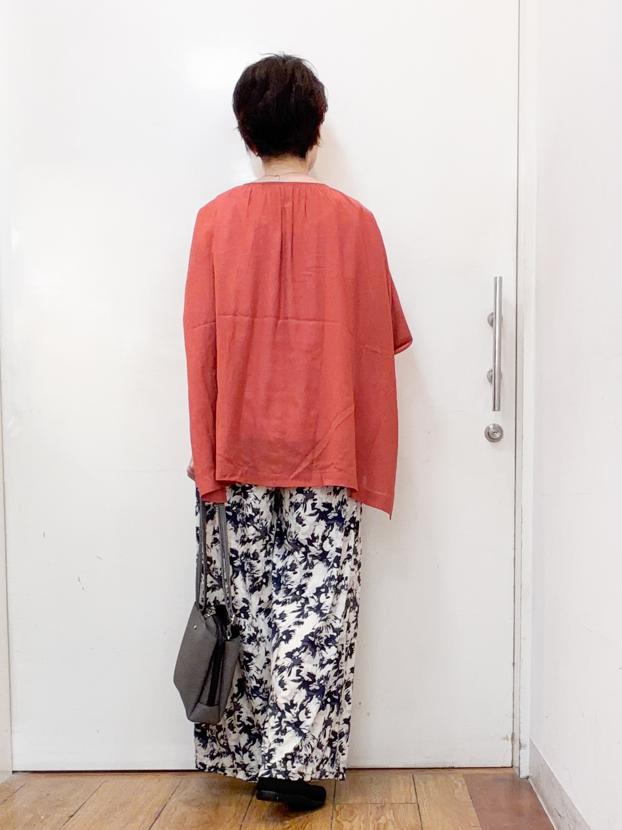 みぃさんの「SHOO･LA･RUE｜【2点セット/洗濯機可/インしないで着られる】リボン付きポンチョ風ブラウス＆タンクトップ」を使ったコーディネート