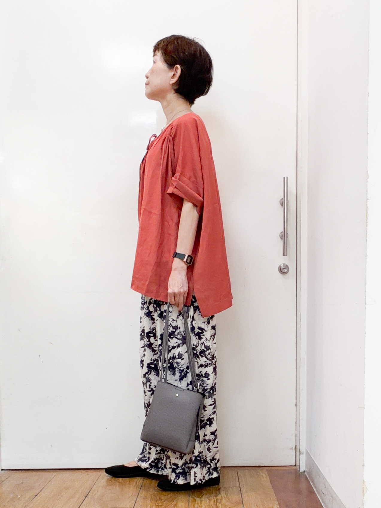 みぃさんの「SHOO･LA･RUE｜【2点セット/洗濯機可/インしないで着られる】リボン付きポンチョ風ブラウス＆タンクトップ」を使ったコーディネート