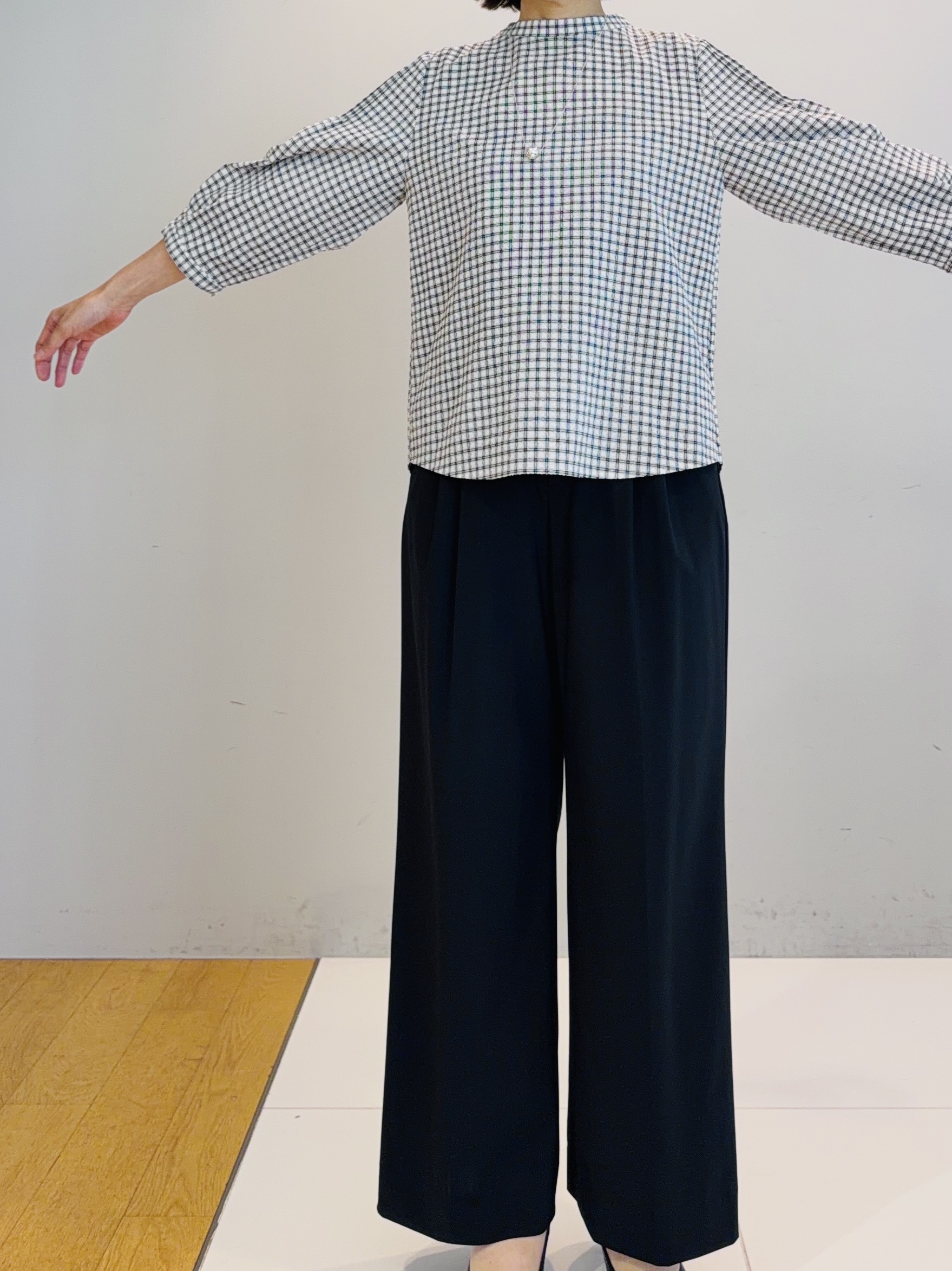 murayamaさんの「INDIVI｜【高ストレッチ／撥水／接触冷感】リラックス タックワイドパンツ」を使ったコーディネート