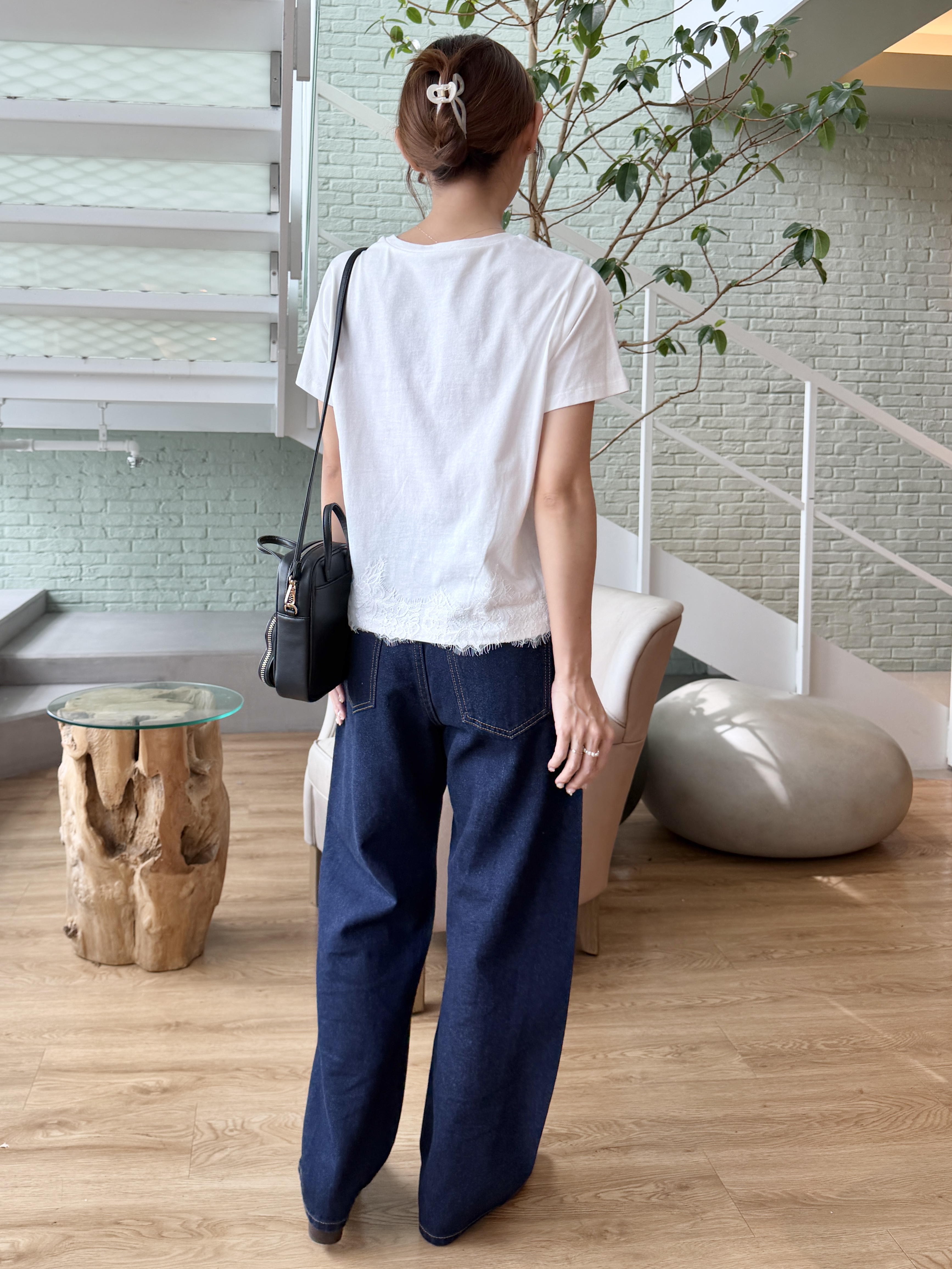 みぃさんの「index｜【接触冷感／UVケア】裾レースロゴTシャツ《洗濯機OK／S-3L》」を使ったコーディネート