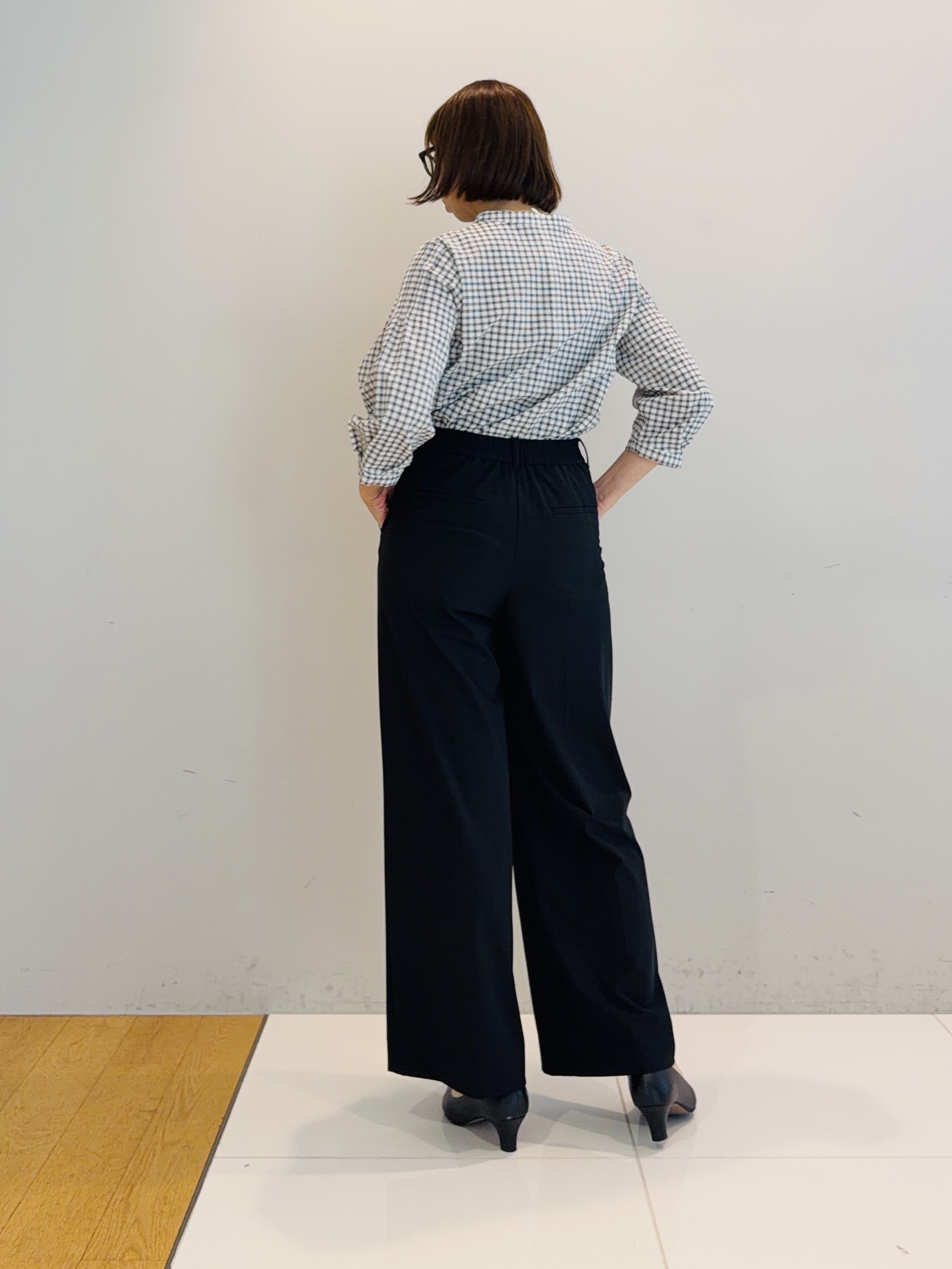 murayamaさんの「INDIVI｜【高ストレッチ／撥水／接触冷感】リラックス タックワイドパンツ」を使ったコーディネート