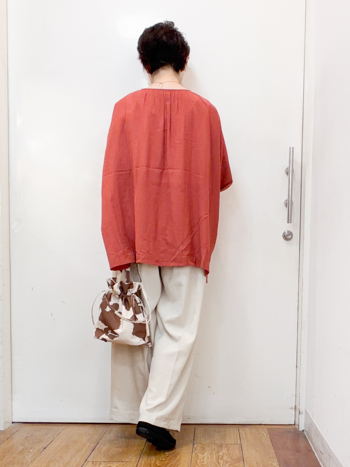 みぃさんの「SHOO･LA･RUE｜【2点セット/洗濯機可/インしないで着られる】大人の抜け感 リボン付きポンチョ風ブラウス＆タンクトッ」を使ったコーディネート