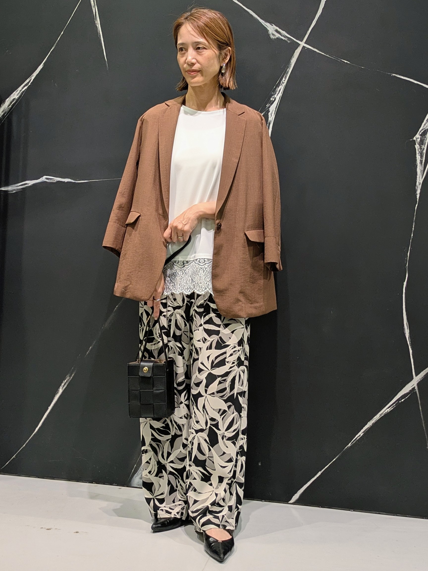 MIKIさんの「COUP DE CHANCE｜【手洗い可／日本製／接触冷感】裾レースカットソー」を使ったコーディネート