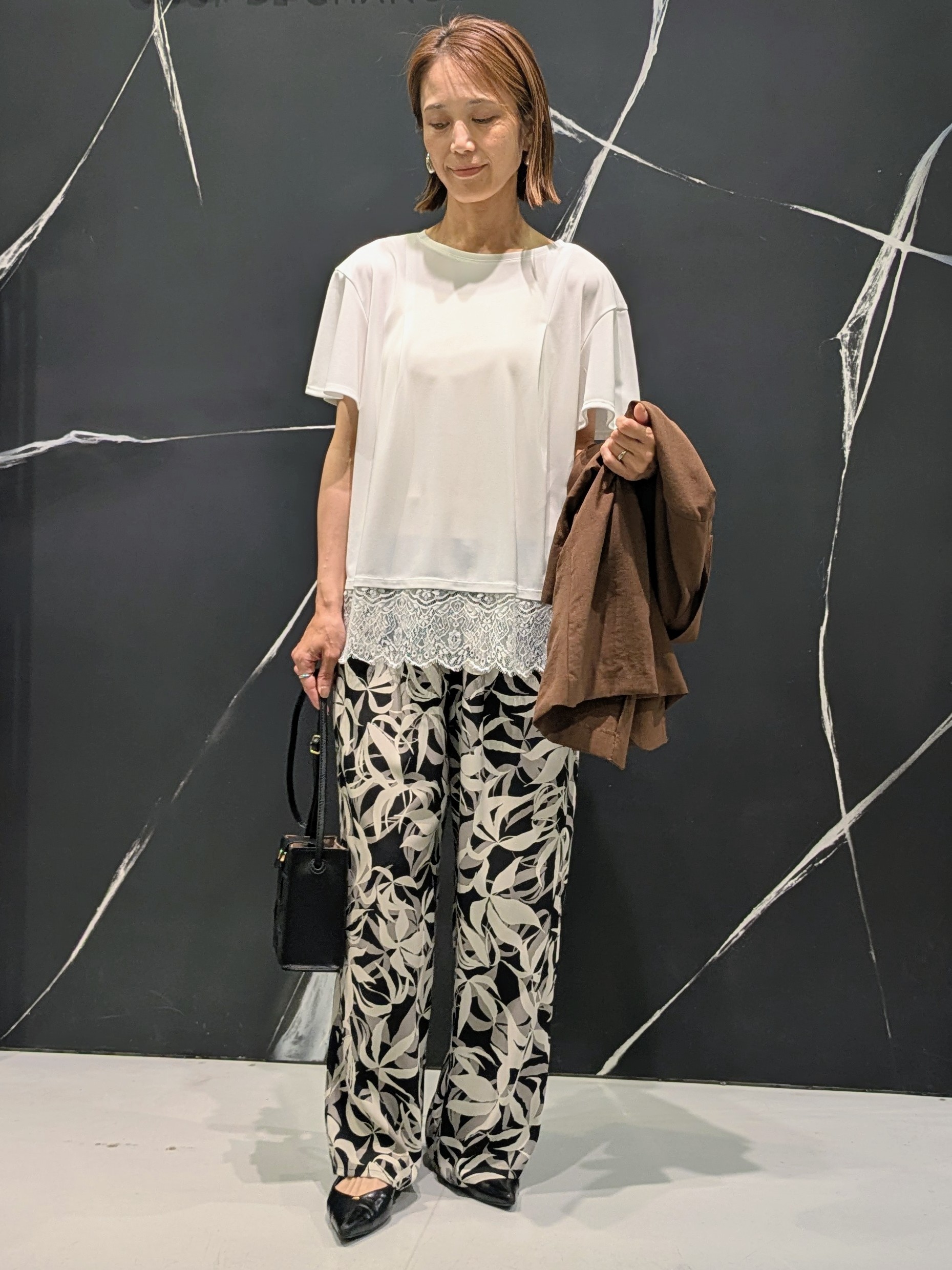 MIKIさんの「COUP DE CHANCE｜【手洗い可／日本製／接触冷感】裾レースカットソー」を使ったコーディネート