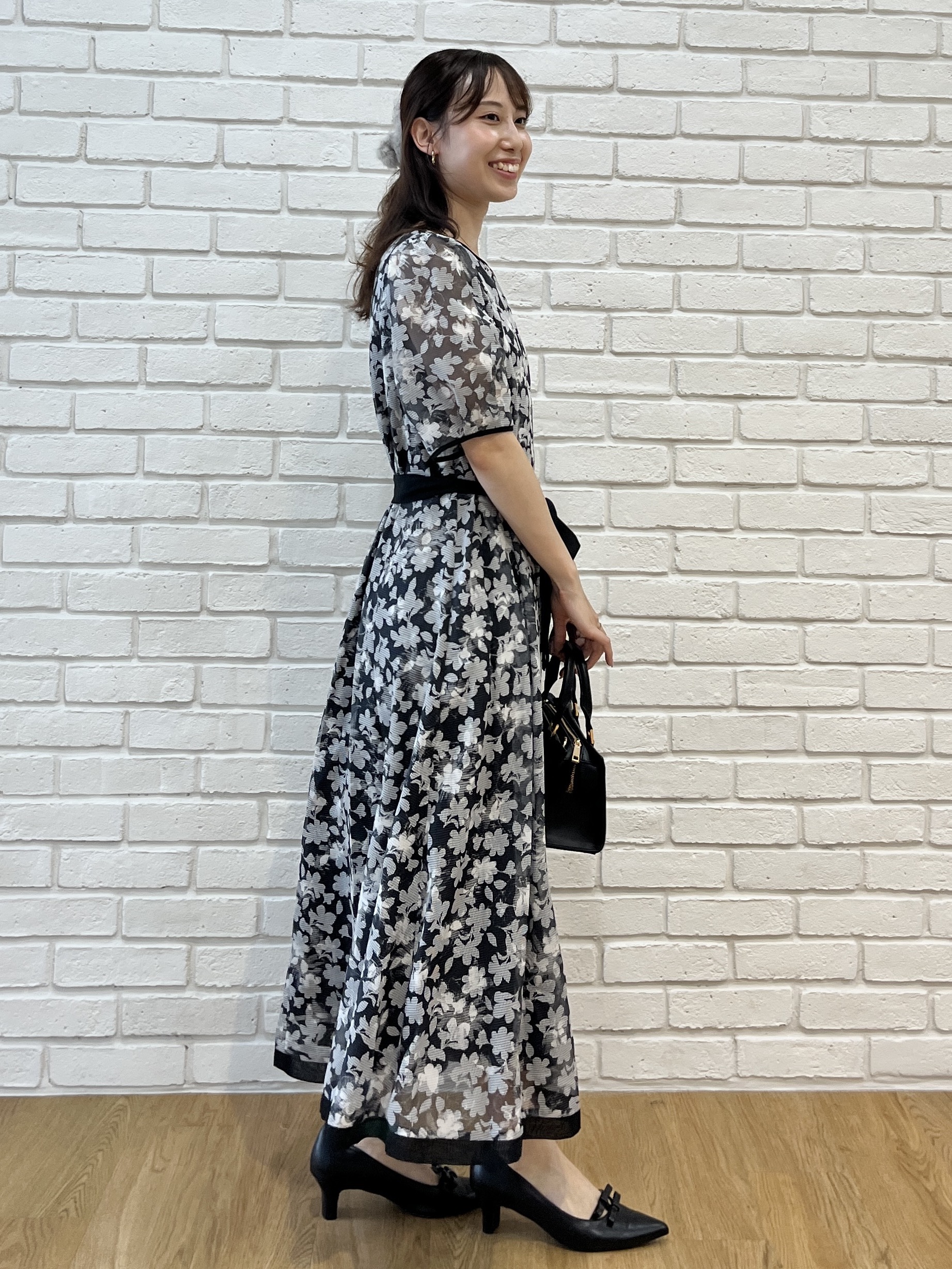 はばさんの「Couture brooch｜【一枚で華やかに着映える】オパールチェック花柄ワンピース【洗濯機可】」を使ったコーディネート