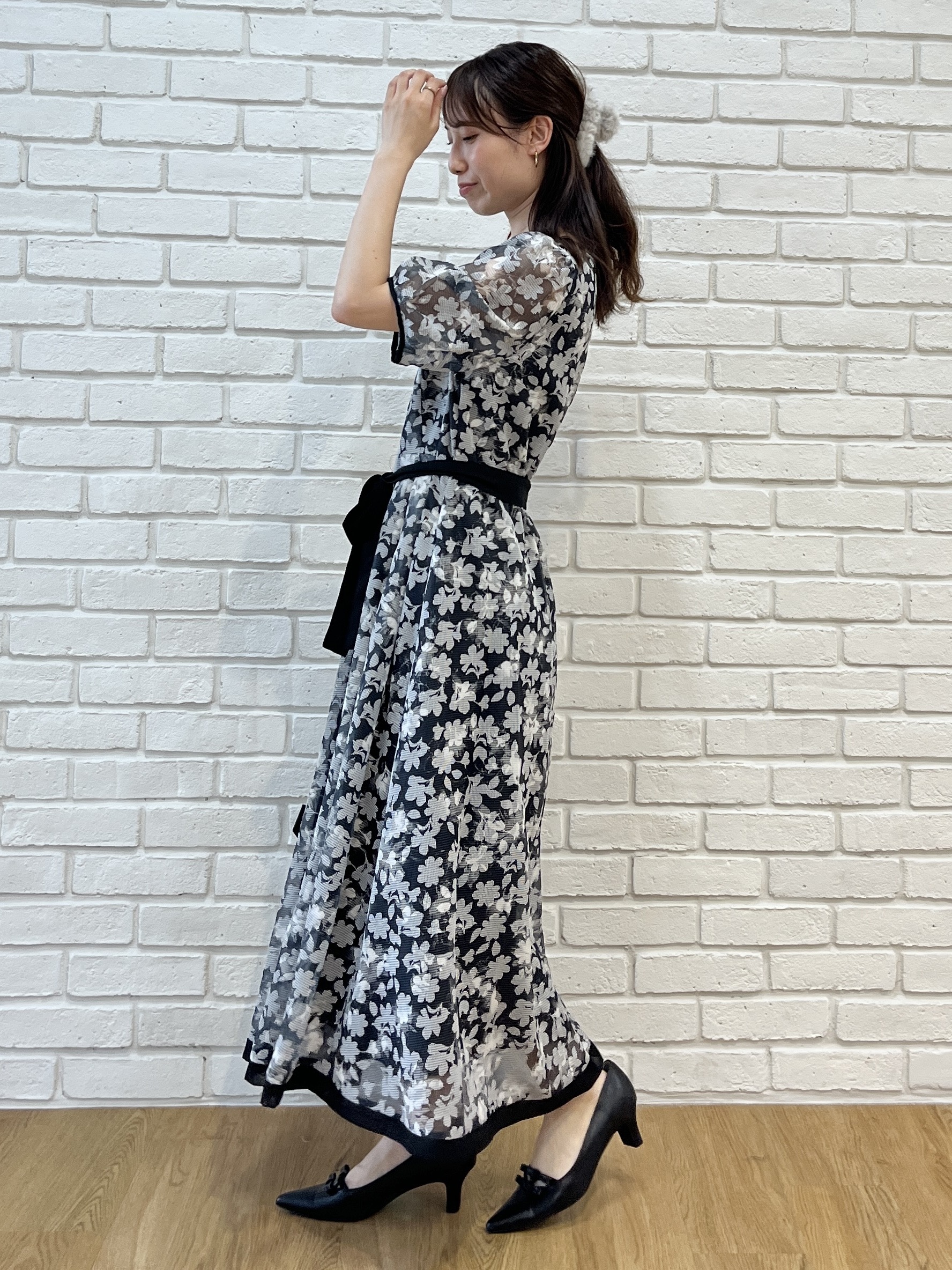 はばさんの「Couture brooch｜【一枚で華やかに着映える】オパールチェック花柄ワンピース【洗濯機可】」を使ったコーディネート