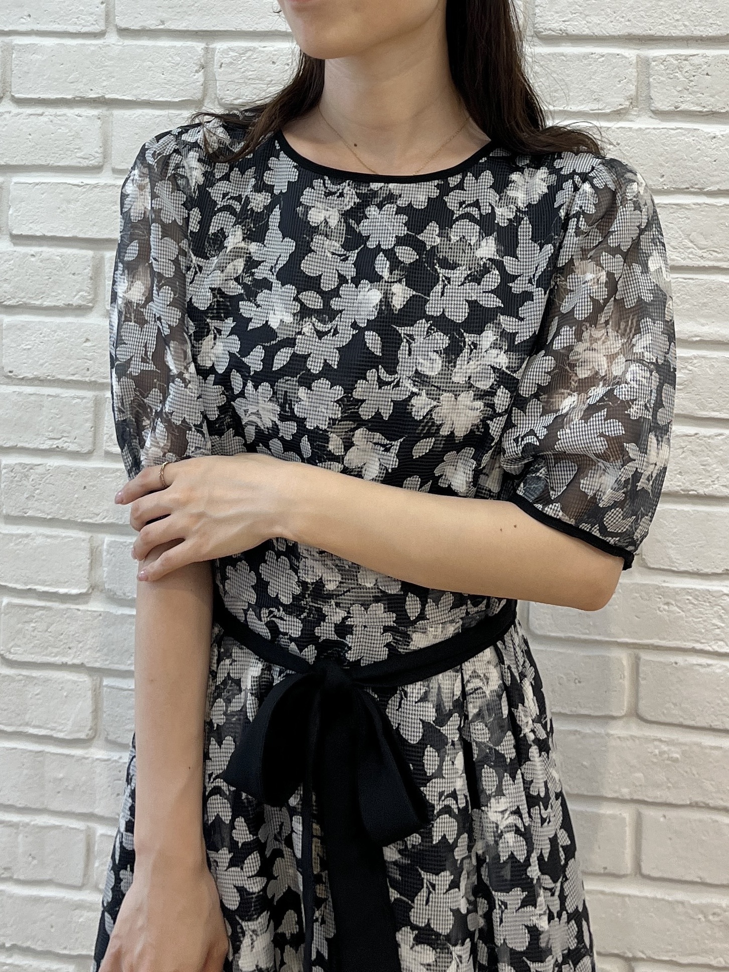 はばさんの「Couture brooch｜【一枚で華やかに着映える】オパールチェック花柄ワンピース【洗濯機可】」を使ったコーディネート