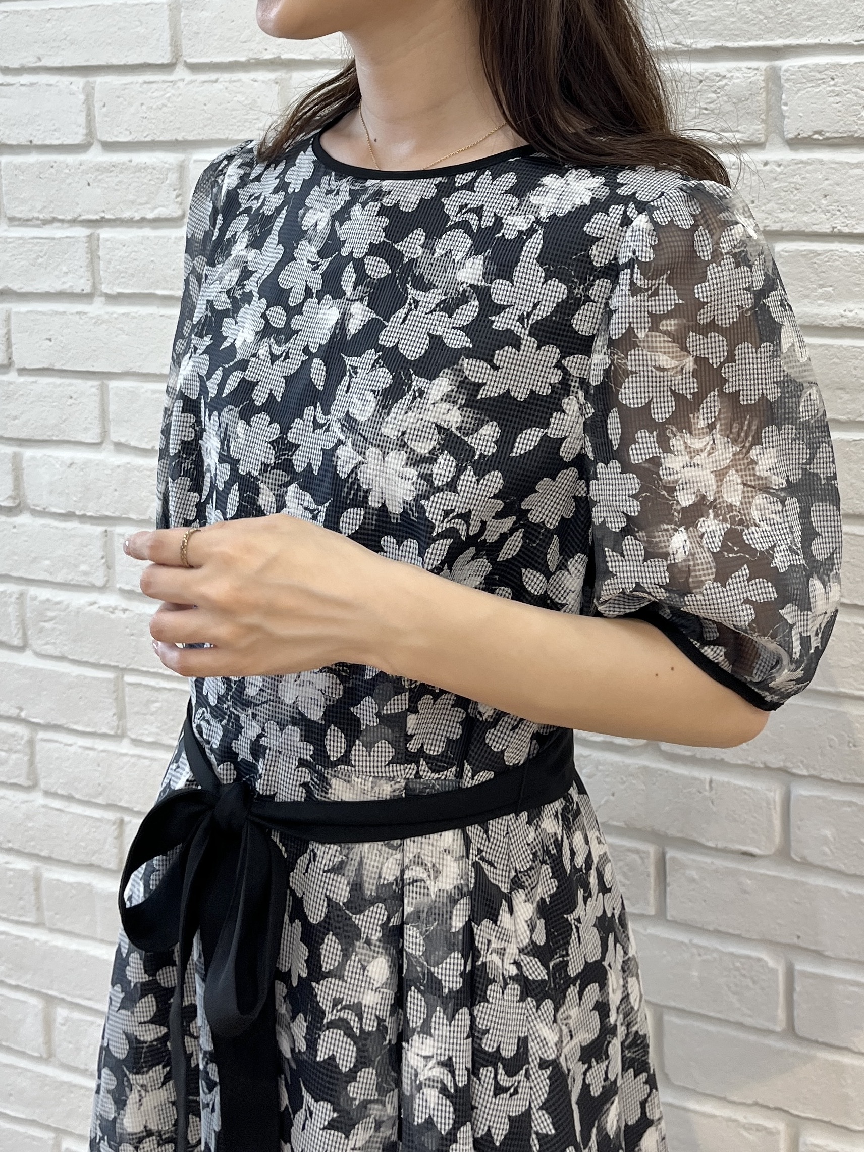 はばさんの「Couture brooch｜【一枚で華やかに着映える】オパールチェック花柄ワンピース【洗濯機可】」を使ったコーディネート