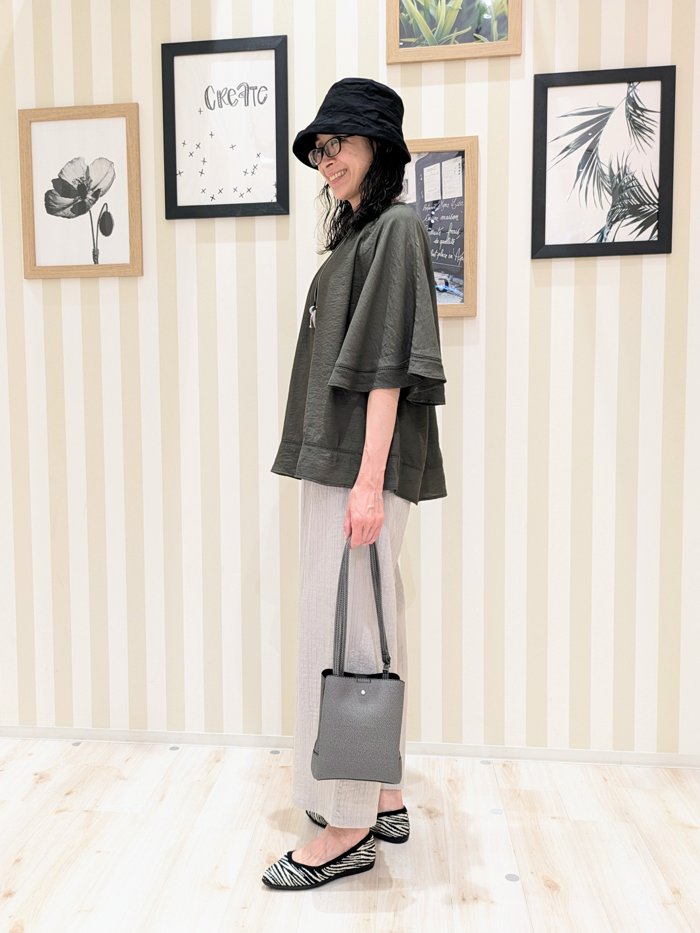 Mikiさんの「SHOO･LA･RUE｜【ひんやり/S-LL/体型カバー】はしごレースが魅力な スラブポンチョ風ブラウス」を使ったコーディネート