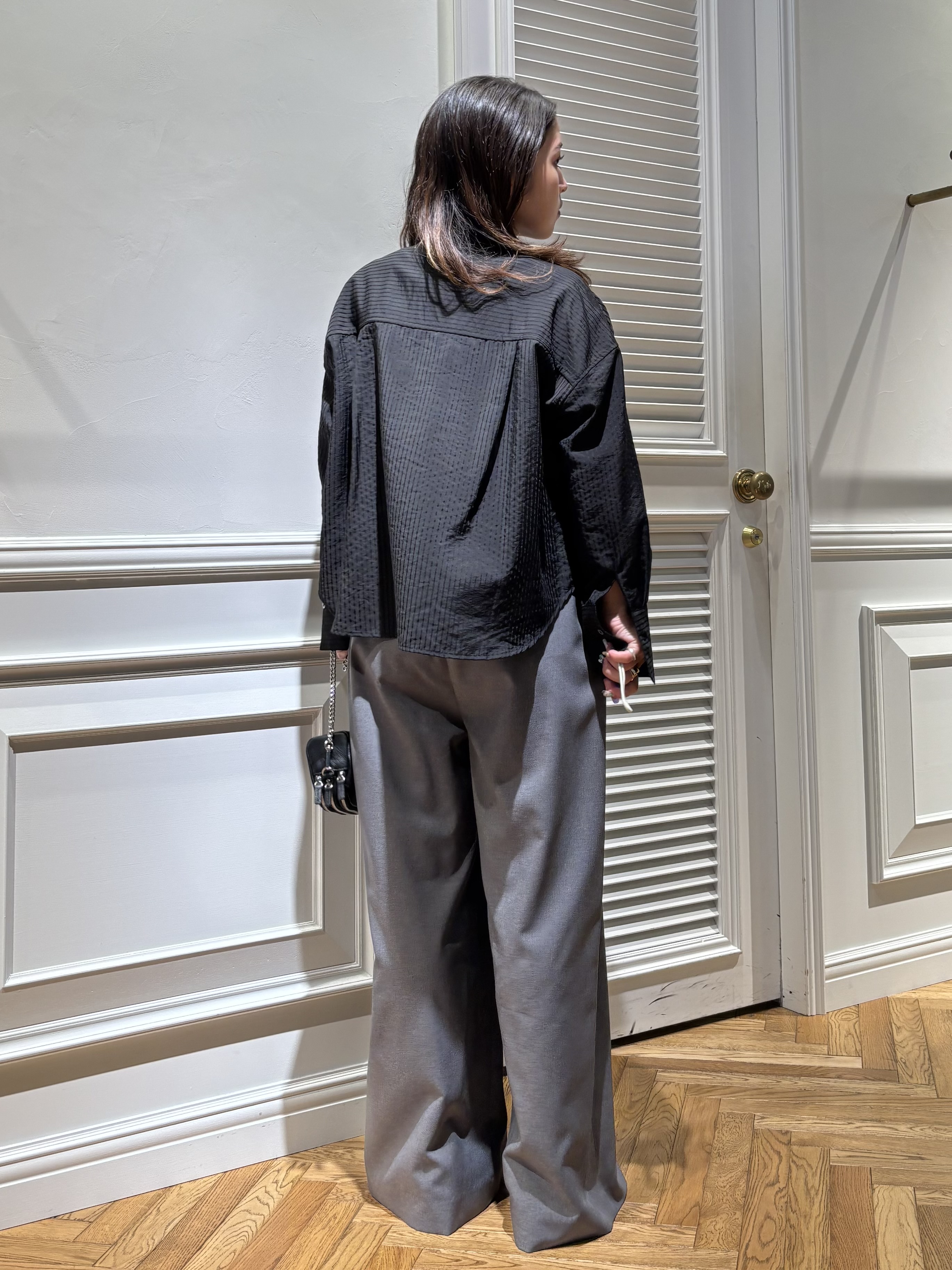 Mgmさんの「DRESSTERIOR｜シアーストライプクロップドシャツ」を使ったコーディネート