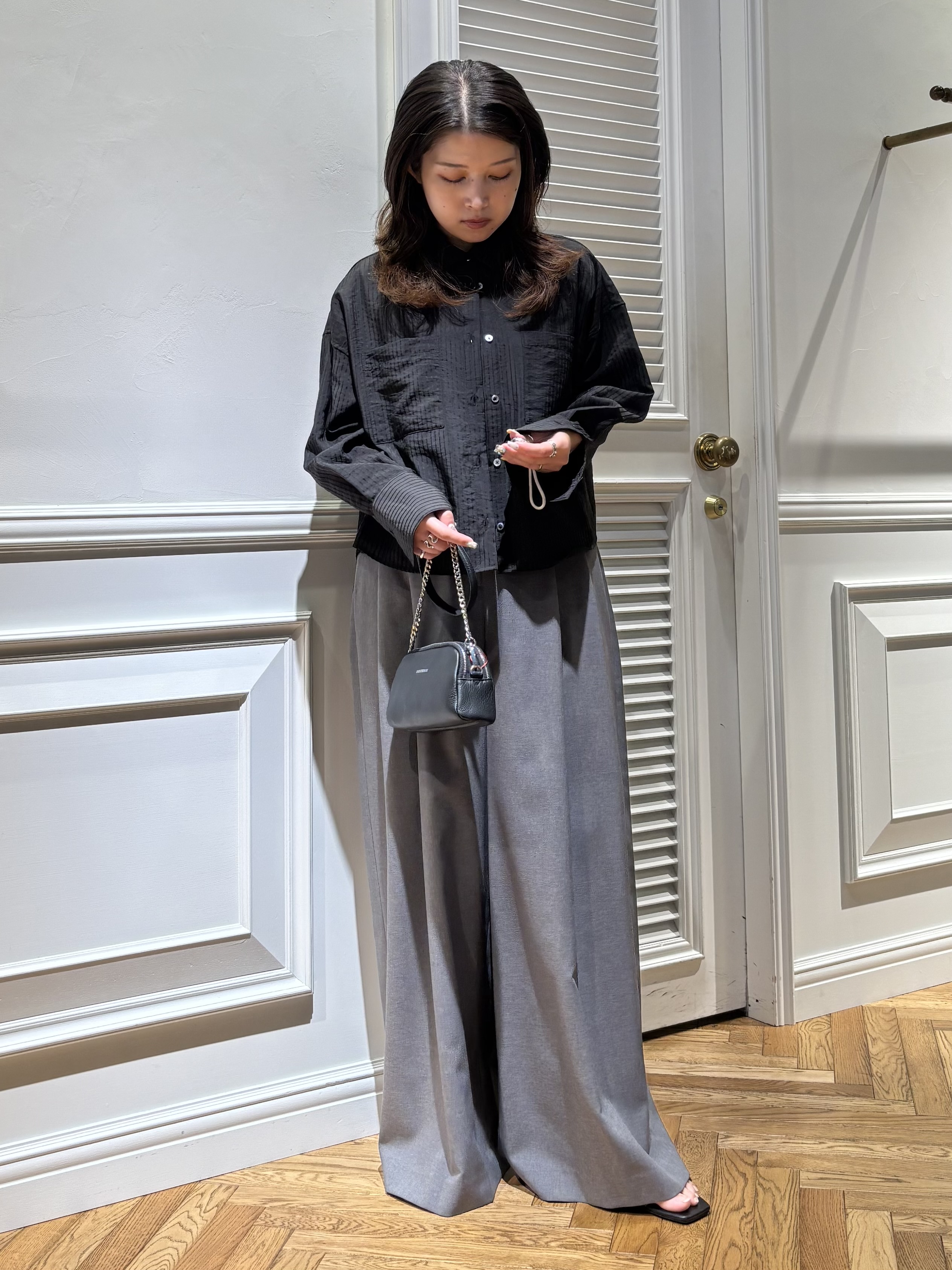 Mgmさんの「DRESSTERIOR｜シアーストライプクロップドシャツ」を使ったコーディネート