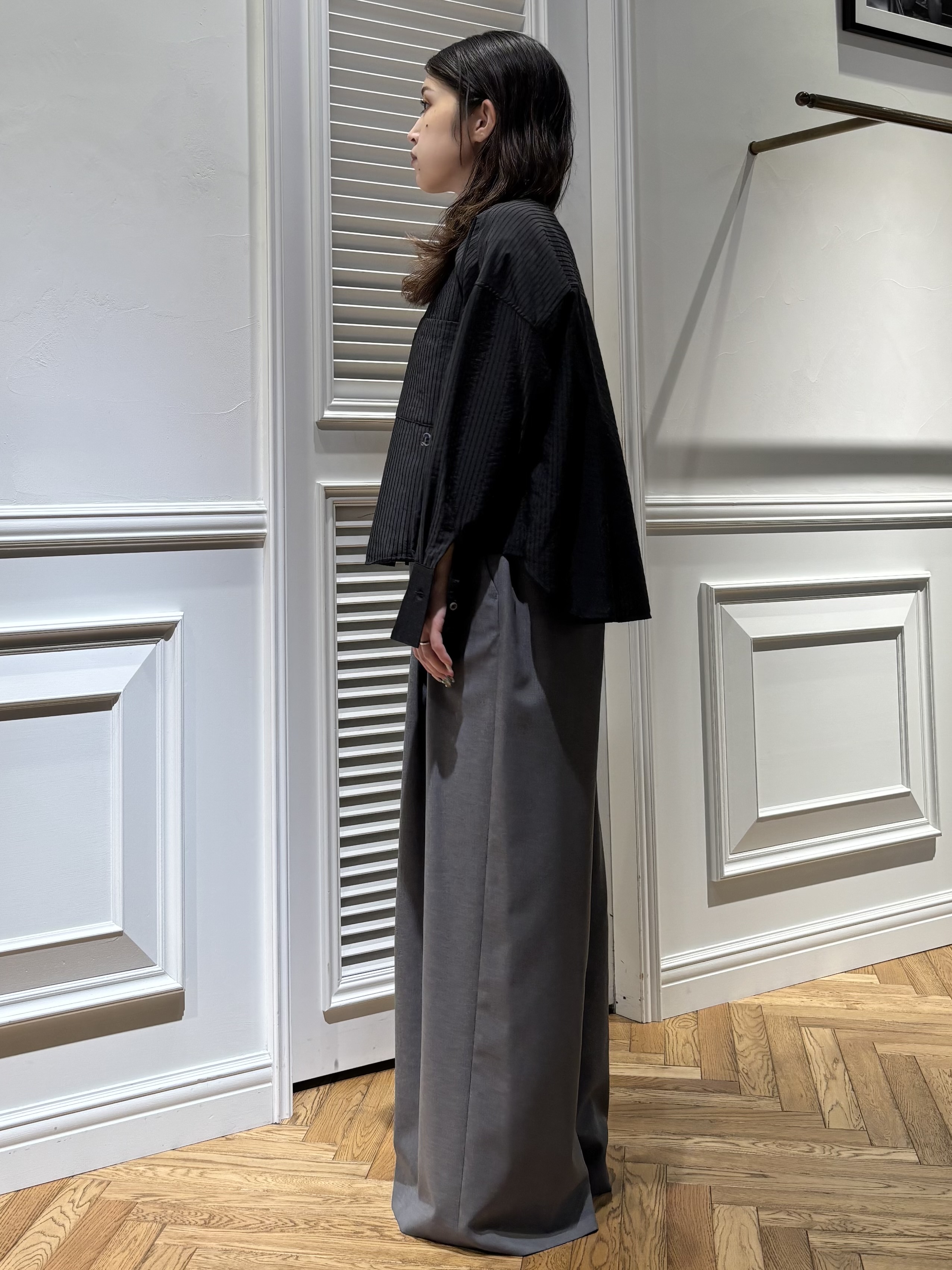 Mgmさんの「DRESSTERIOR｜シアーストライプクロップドシャツ」を使ったコーディネート
