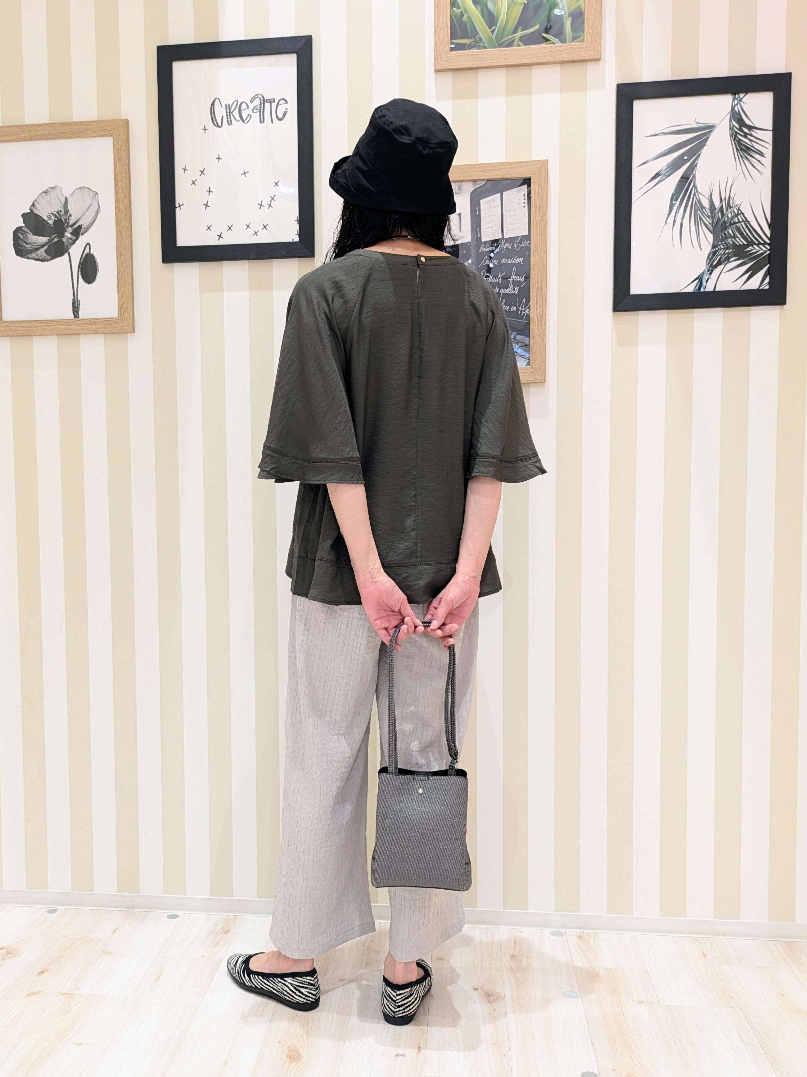 Mikiさんの「SHOO･LA･RUE｜【ひんやり/S-LL/体型カバー】はしごレースが魅力な スラブポンチョ風ブラウス」を使ったコーディネート