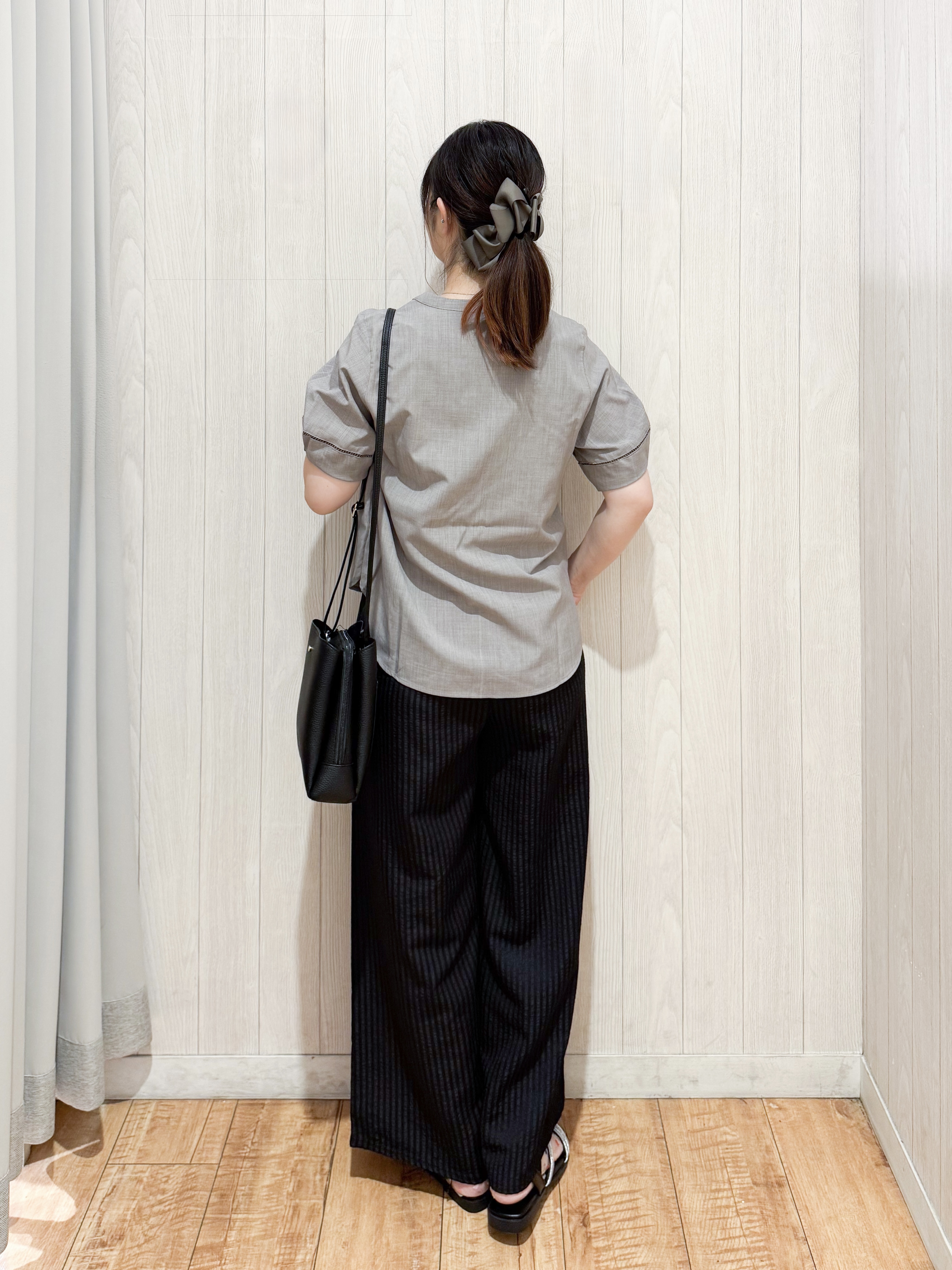 愛さんの「SHOO･LA･RUE｜【洗濯後しわになりにくい／インせずきまる】麻調ハシゴレーススキッパーブラウス」を使ったコーディネート