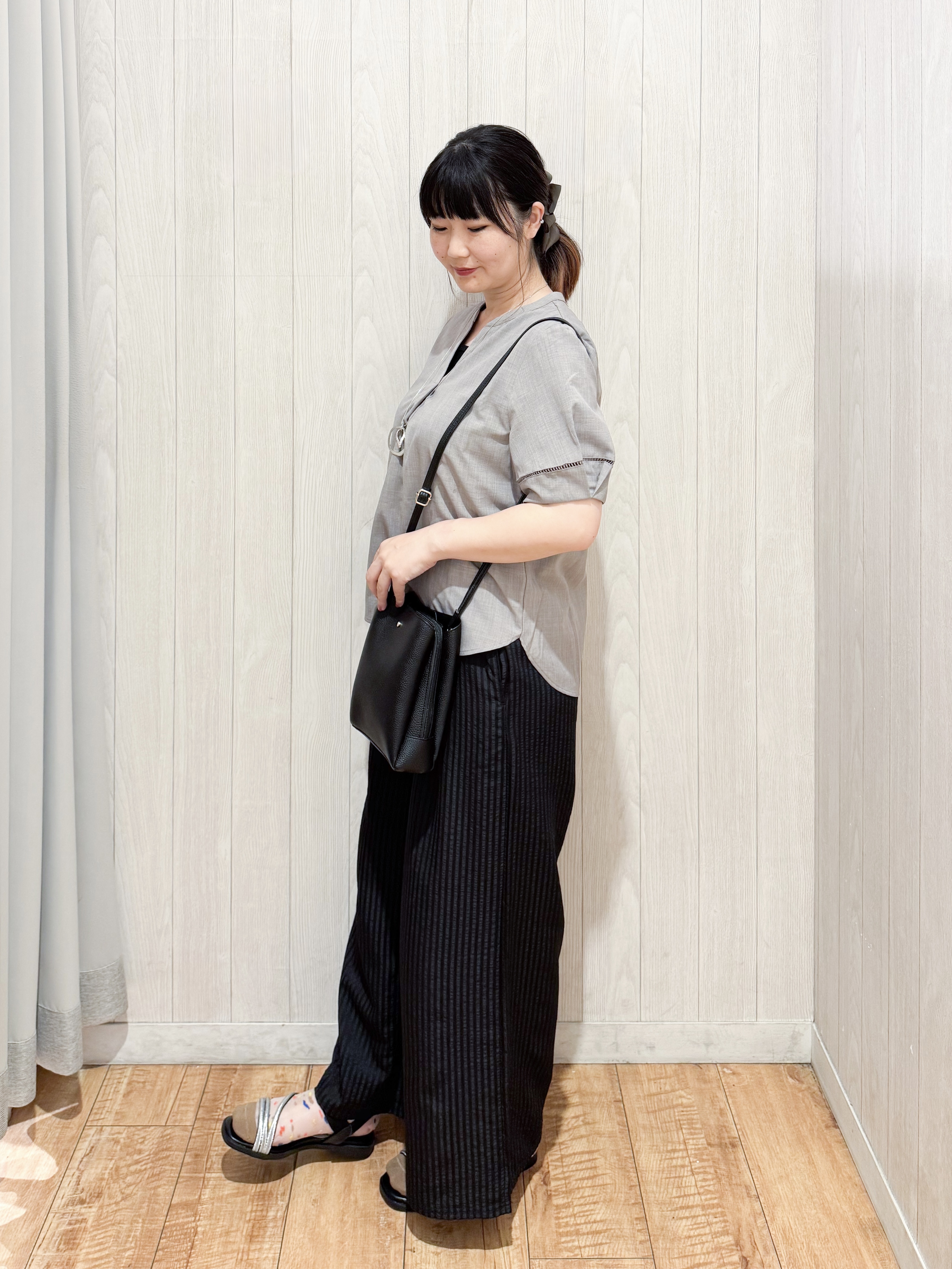 愛さんの「SHOO･LA･RUE｜【洗濯後しわになりにくい／インせずきまる】麻調ハシゴレーススキッパーブラウス」を使ったコーディネート
