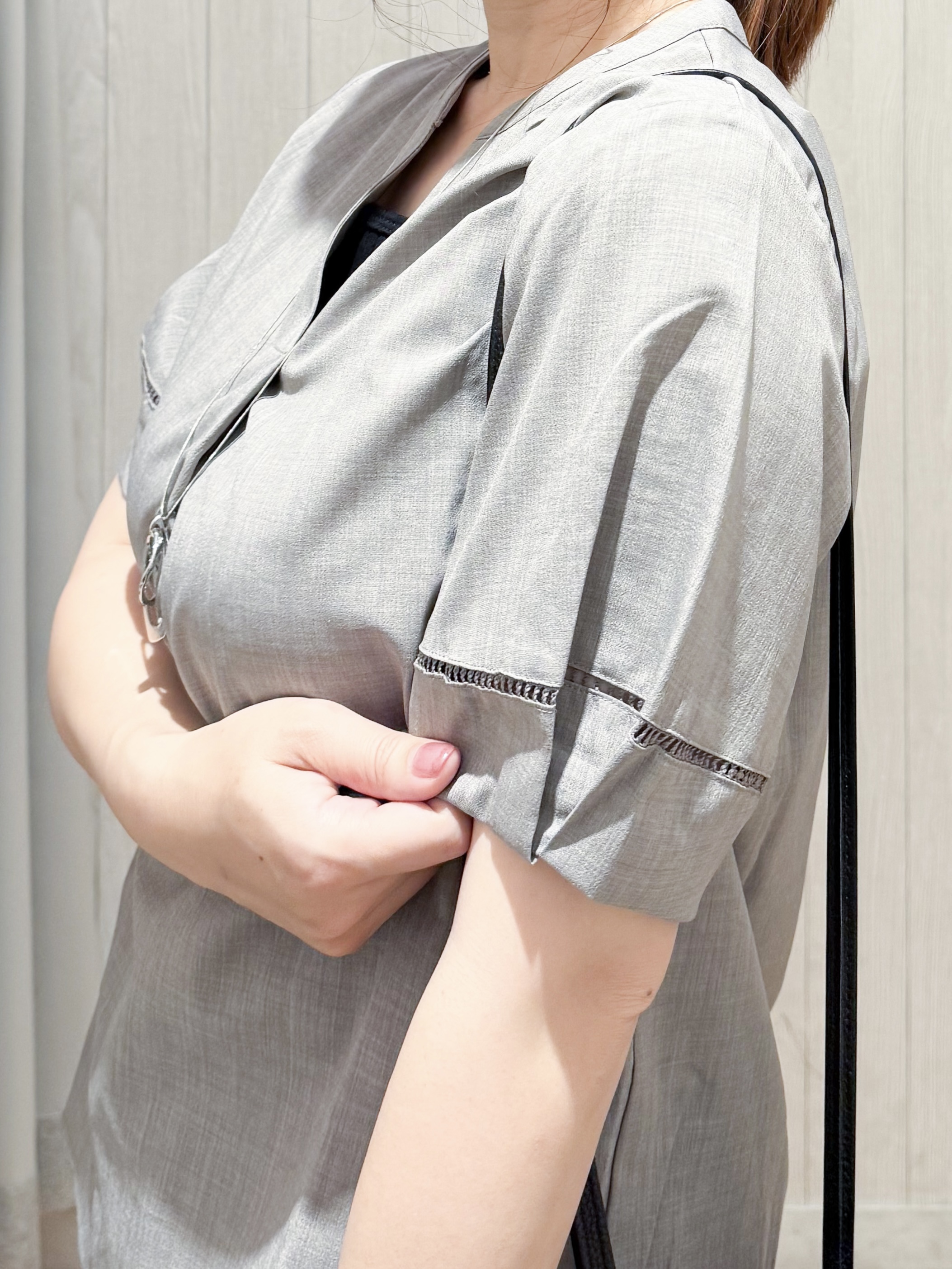 愛さんの「SHOO･LA･RUE｜【洗濯後しわになりにくい／インせずきまる】麻調ハシゴレーススキッパーブラウス」を使ったコーディネート
