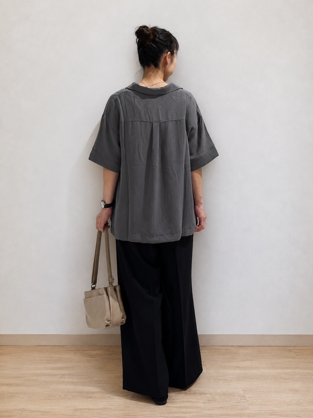 まつみさんの「SHOO･LA･RUE｜【通気性〇/ひんやり/S-LL】洗濯後しわになりにくい とろみストライプシャツ」を使ったコーディネート