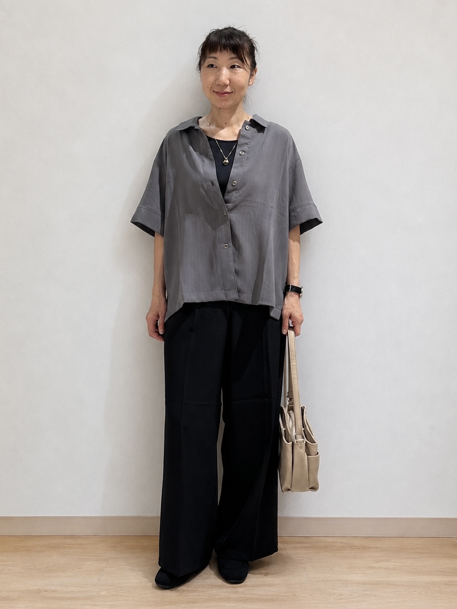 まつみさんの「SHOO･LA･RUE｜【通気性〇/ひんやり/S-LL】洗濯後しわになりにくい とろみストライプシャツ」を使ったコーディネート