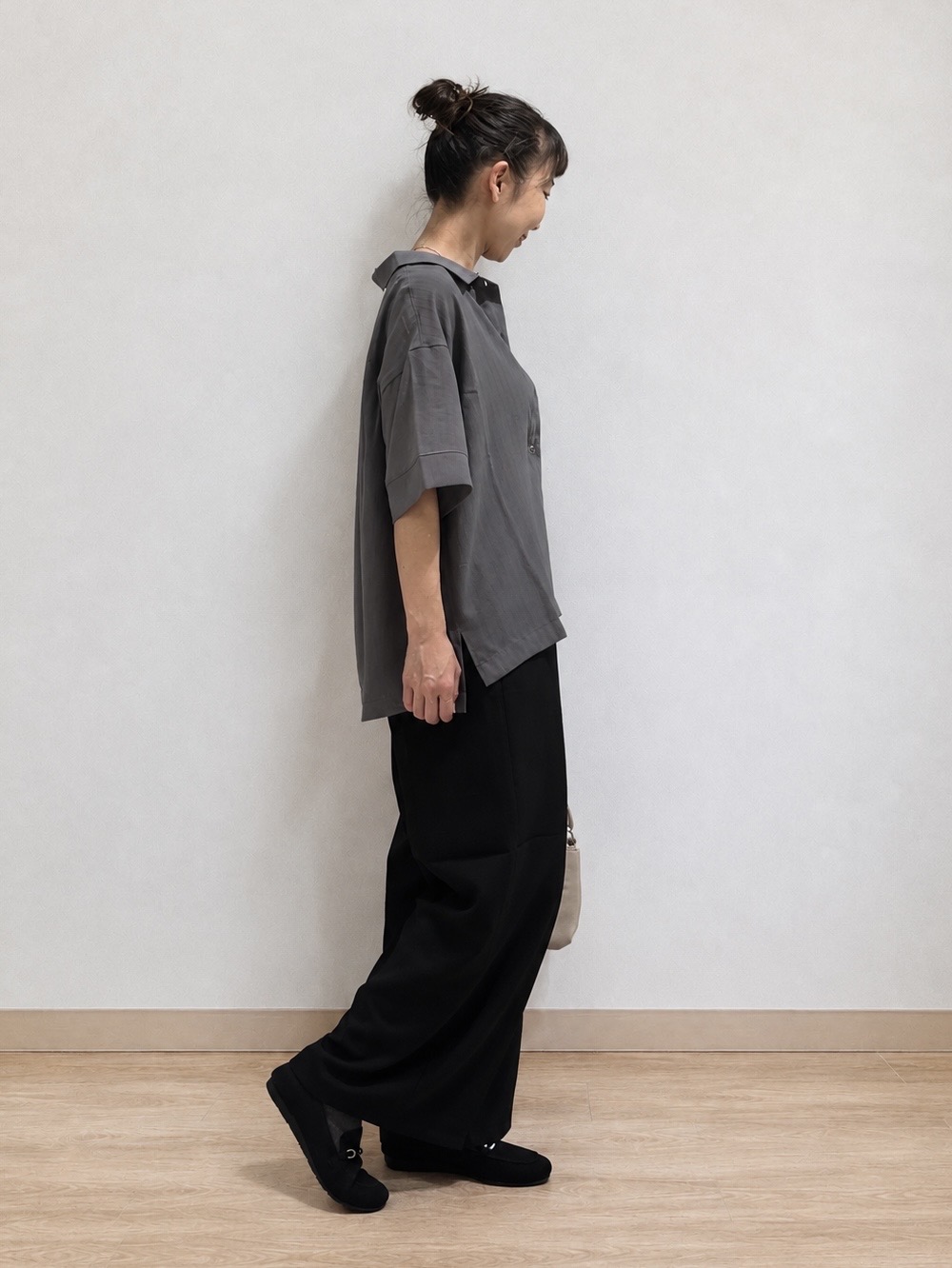 まつみさんの「SHOO･LA･RUE｜【通気性〇/ひんやり/S-LL】洗濯後しわになりにくい とろみストライプシャツ」を使ったコーディネート