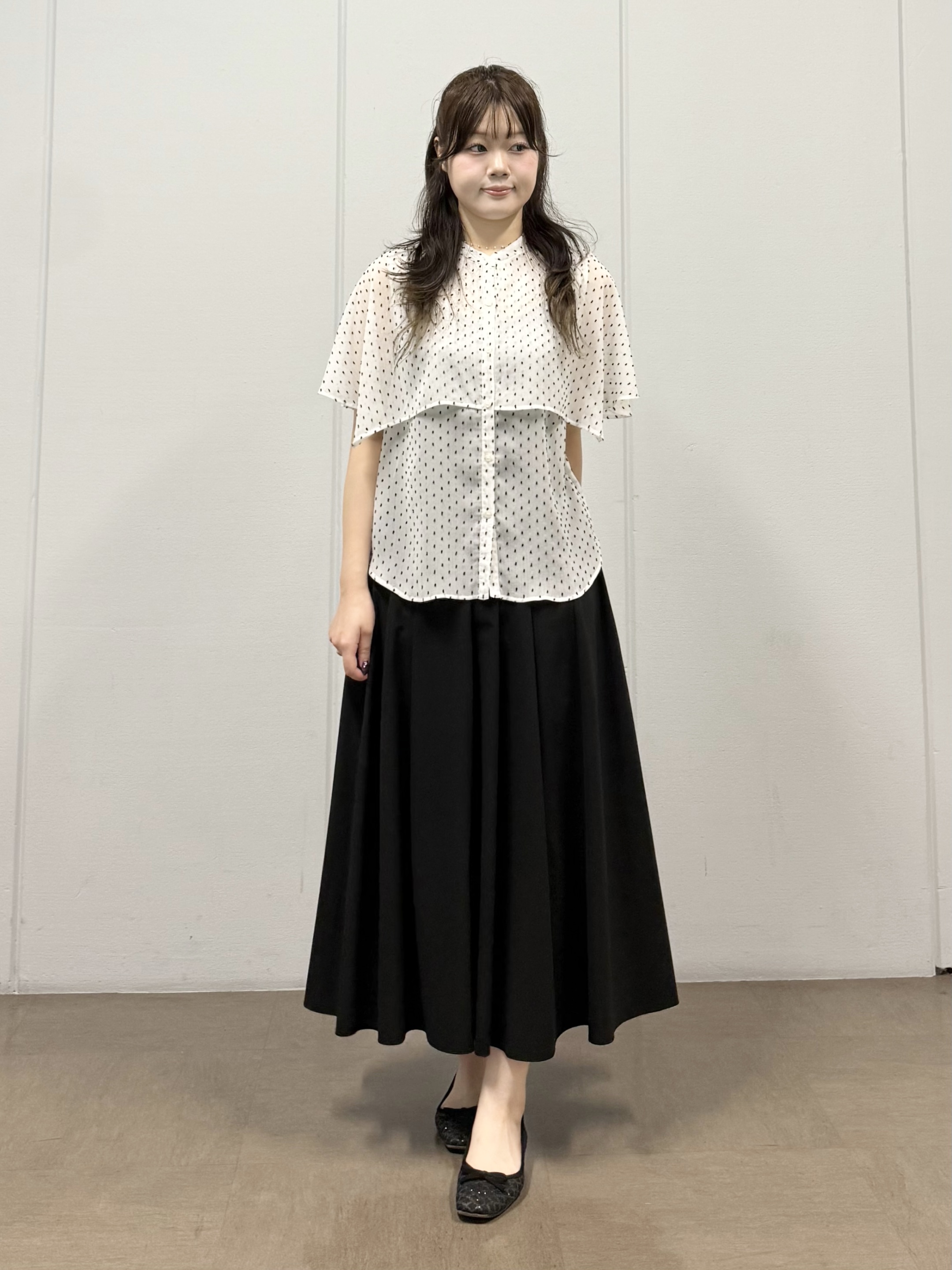 mizukiさんの「INDIVI｜【洗える／ドットモチーフ】ケープスリーブブラウス」を使ったコーディネート