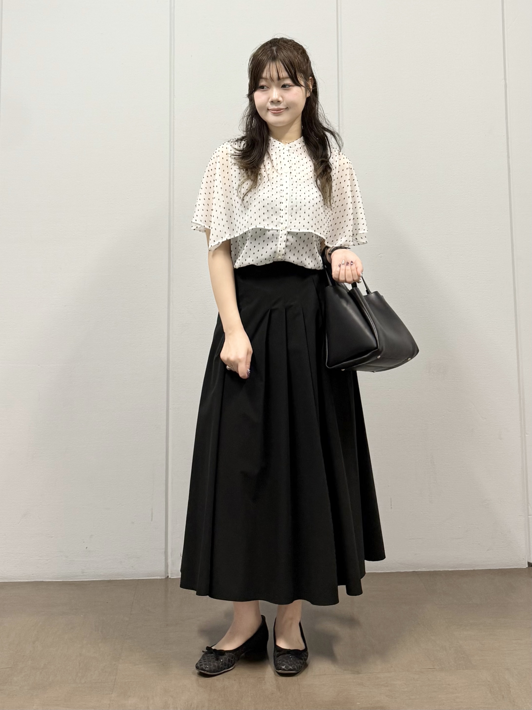 mizukiさんの「INDIVI｜【洗える／ドットモチーフ】ケープスリーブブラウス」を使ったコーディネート