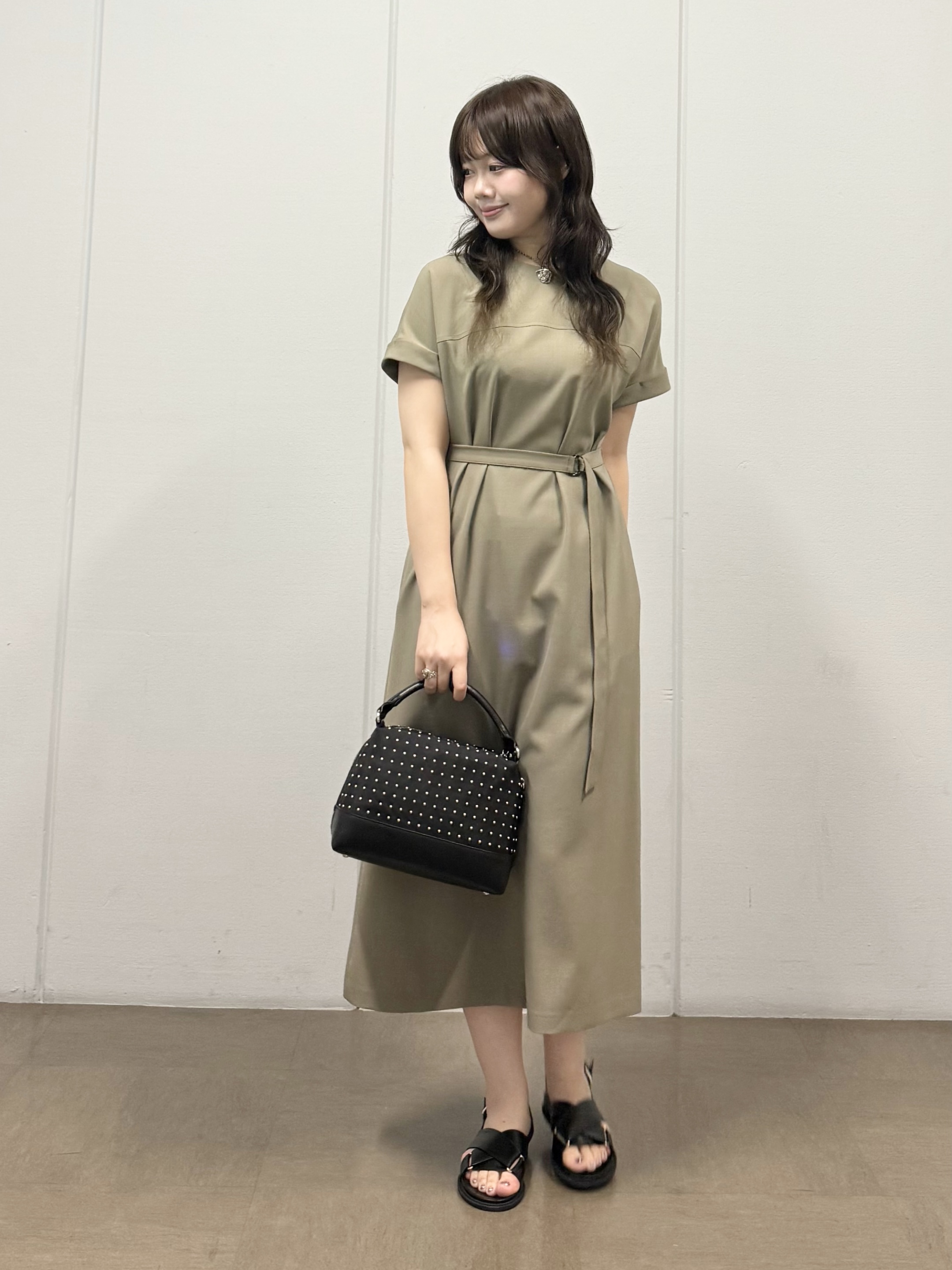 mizukiさんの「INDIVI｜【華奢見え】ベルト付きナローワンピース」を使ったコーディネート